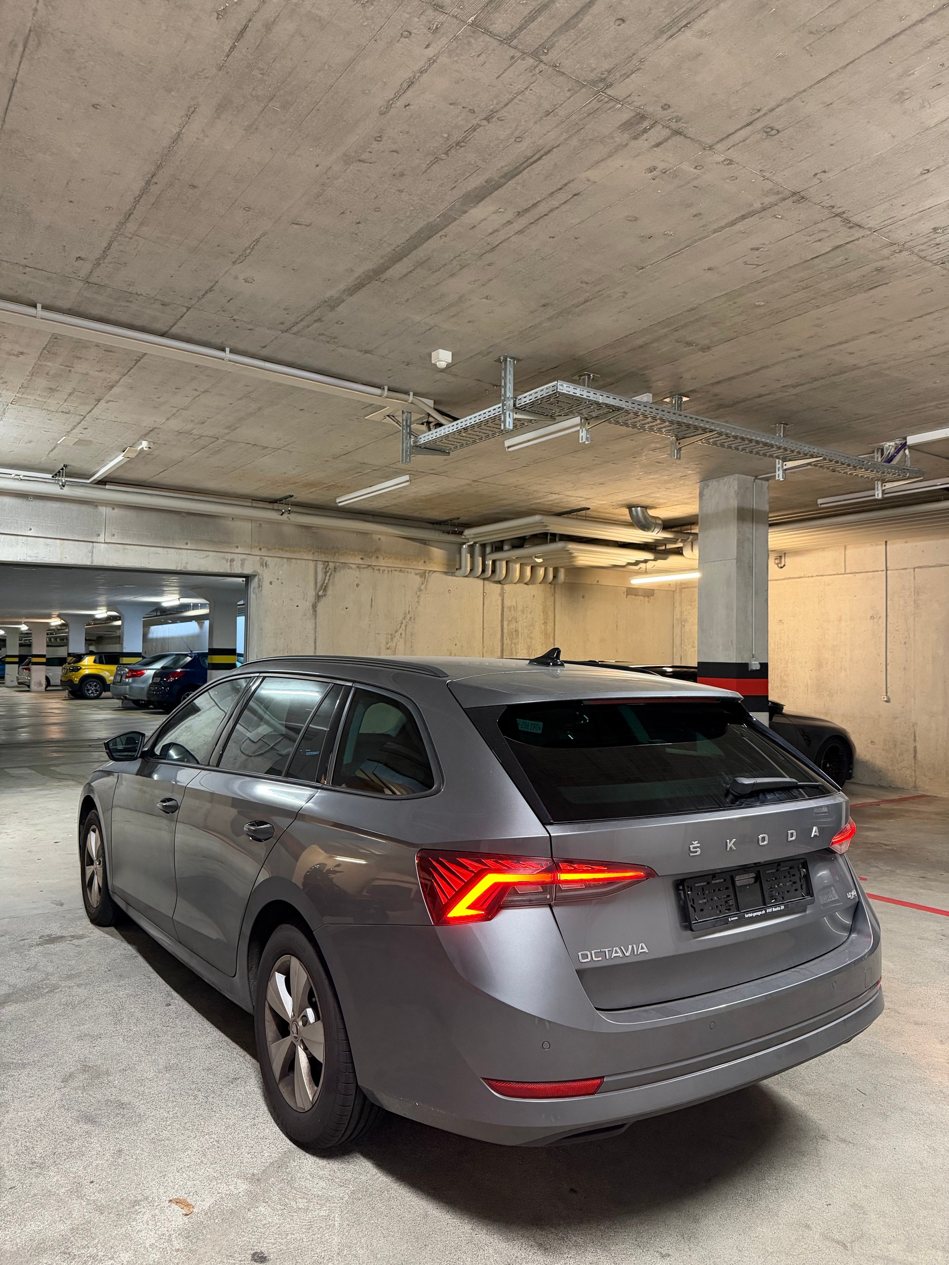 SKODA Octavia Combi 2.0 TDI DSG Ambition 4x4-image-1