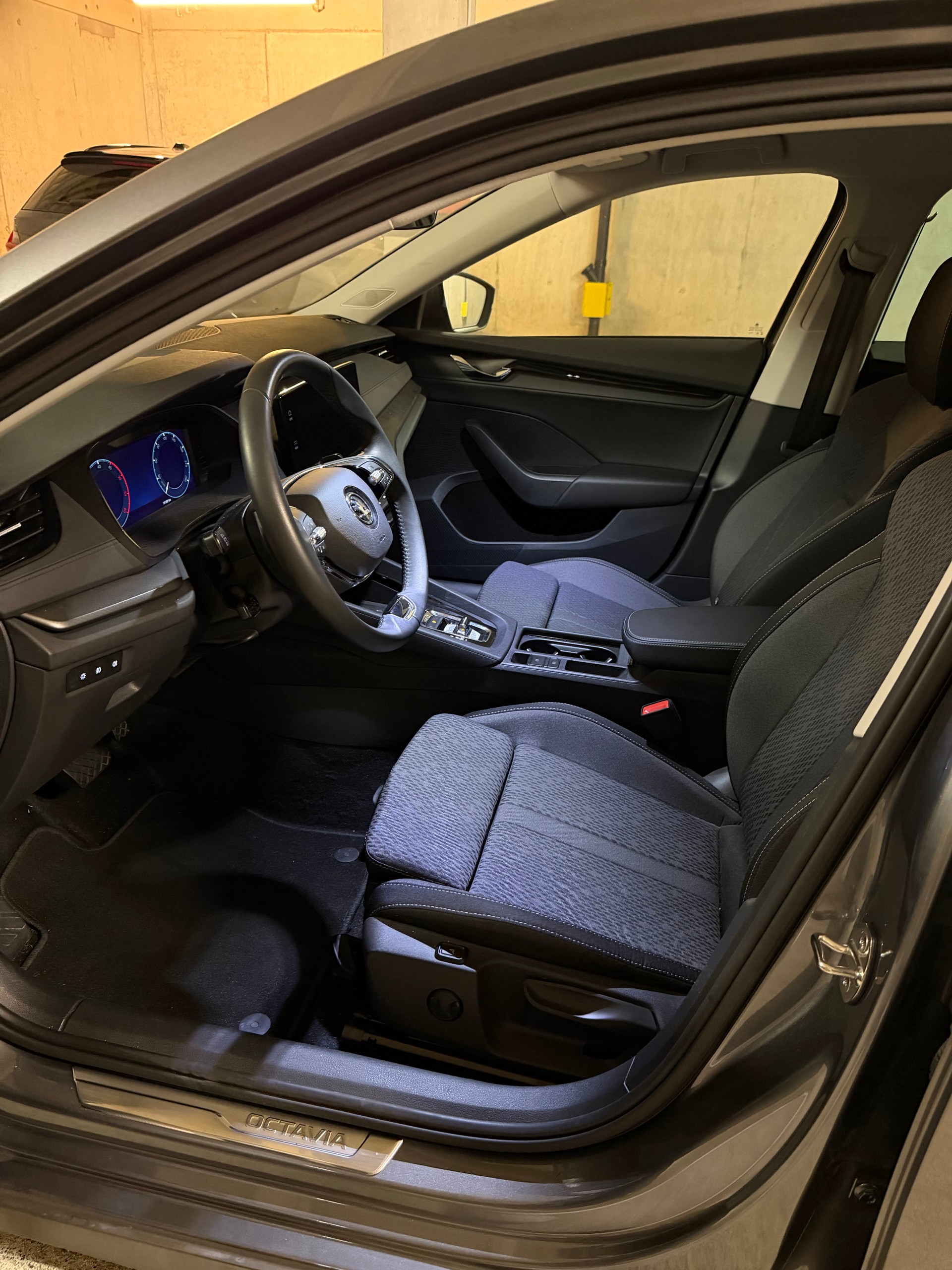 SKODA Octavia Combi 2.0 TDI DSG Ambition 4x4-image-4