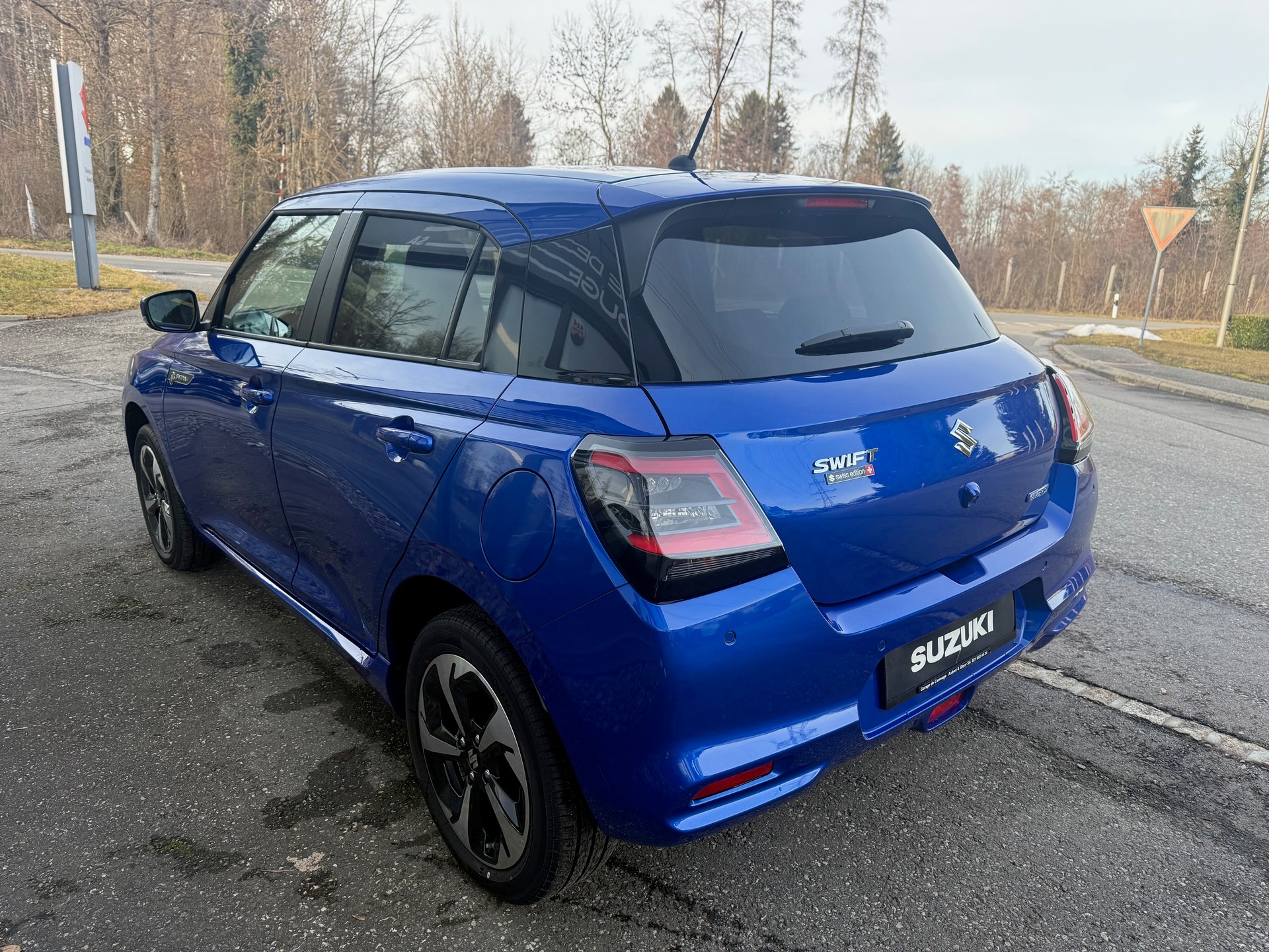 SUZUKI Swift 1.2 Sakura Top Hybrid 4x4-image-3
