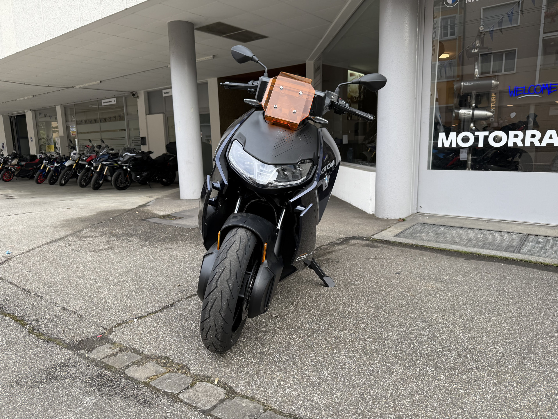 BMW CE 04 Avantgarde-showroom-element-1