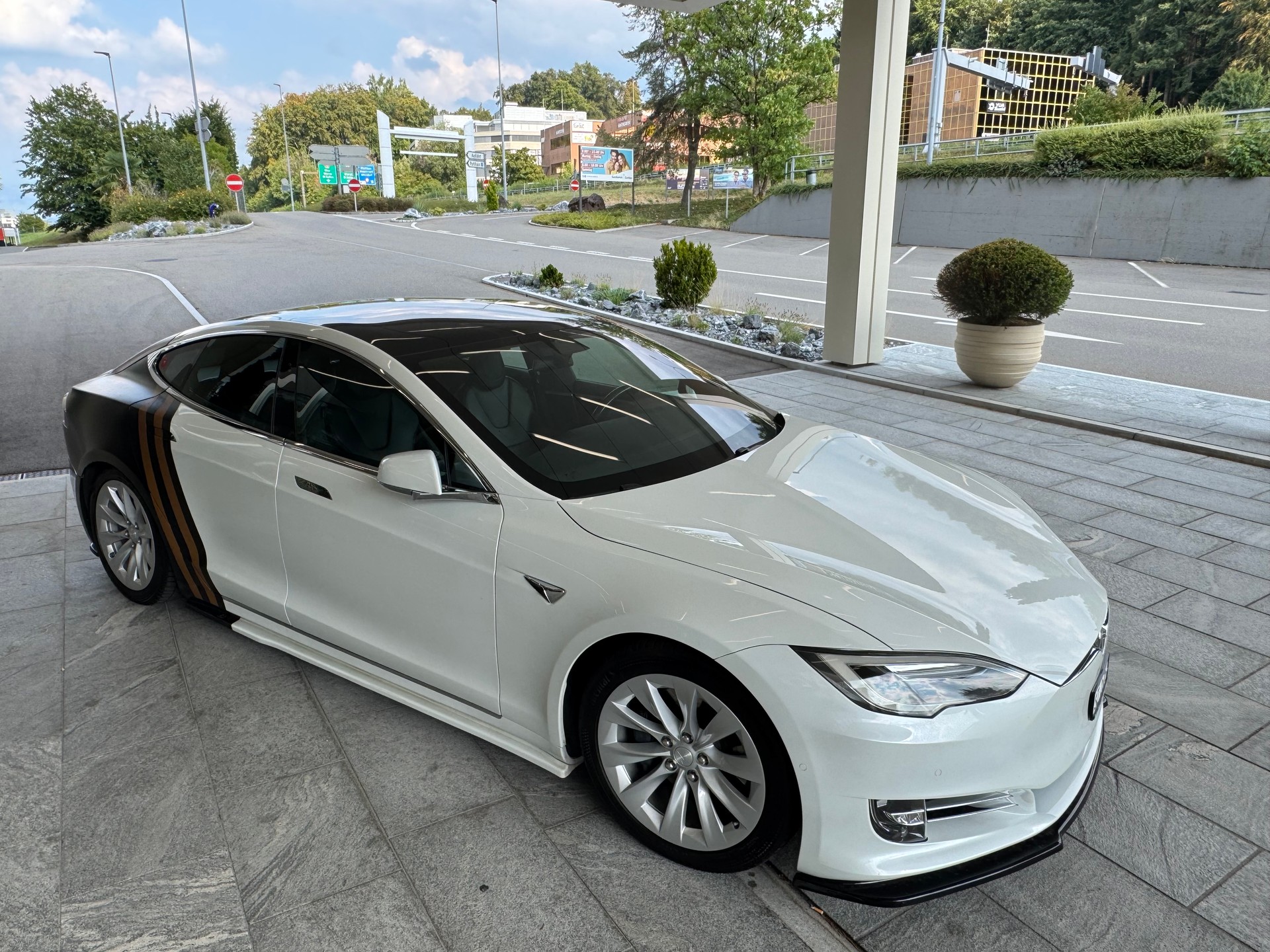 TESLA Model S 75 D-image-2