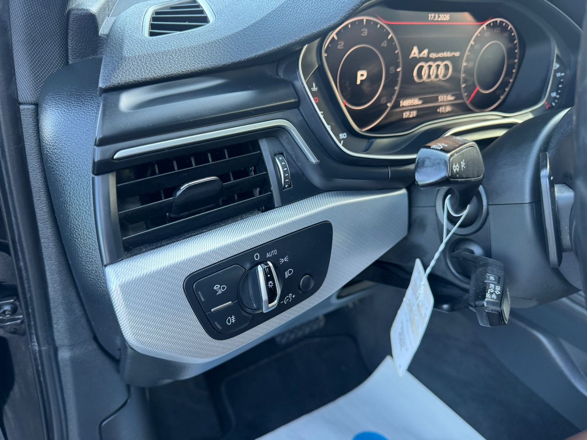 AUDI A4 Avant 2.0 TDI Design quattro S-tronic-image-19