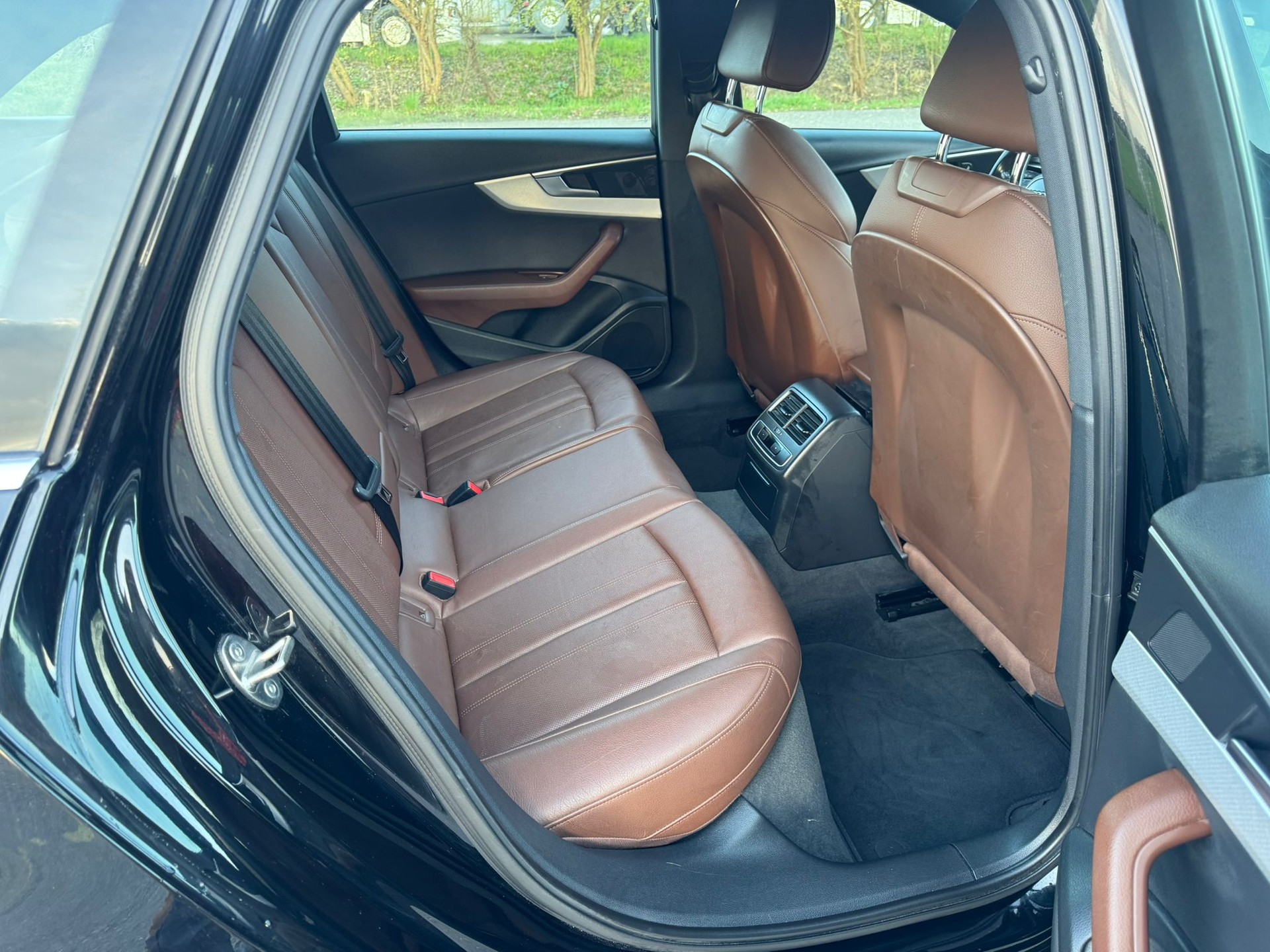 AUDI A4 Avant 2.0 TDI Design quattro S-tronic-image-11