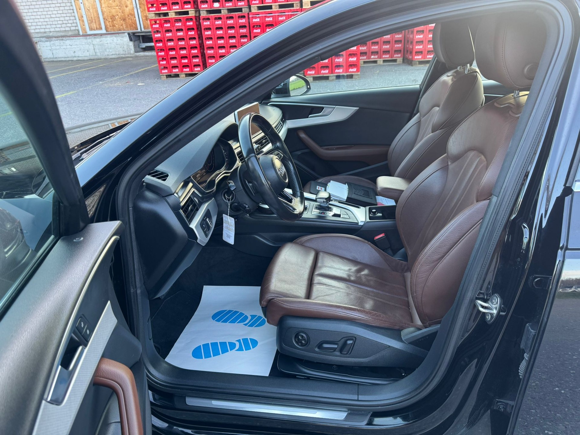 AUDI A4 Avant 2.0 TDI Design quattro S-tronic-image-12