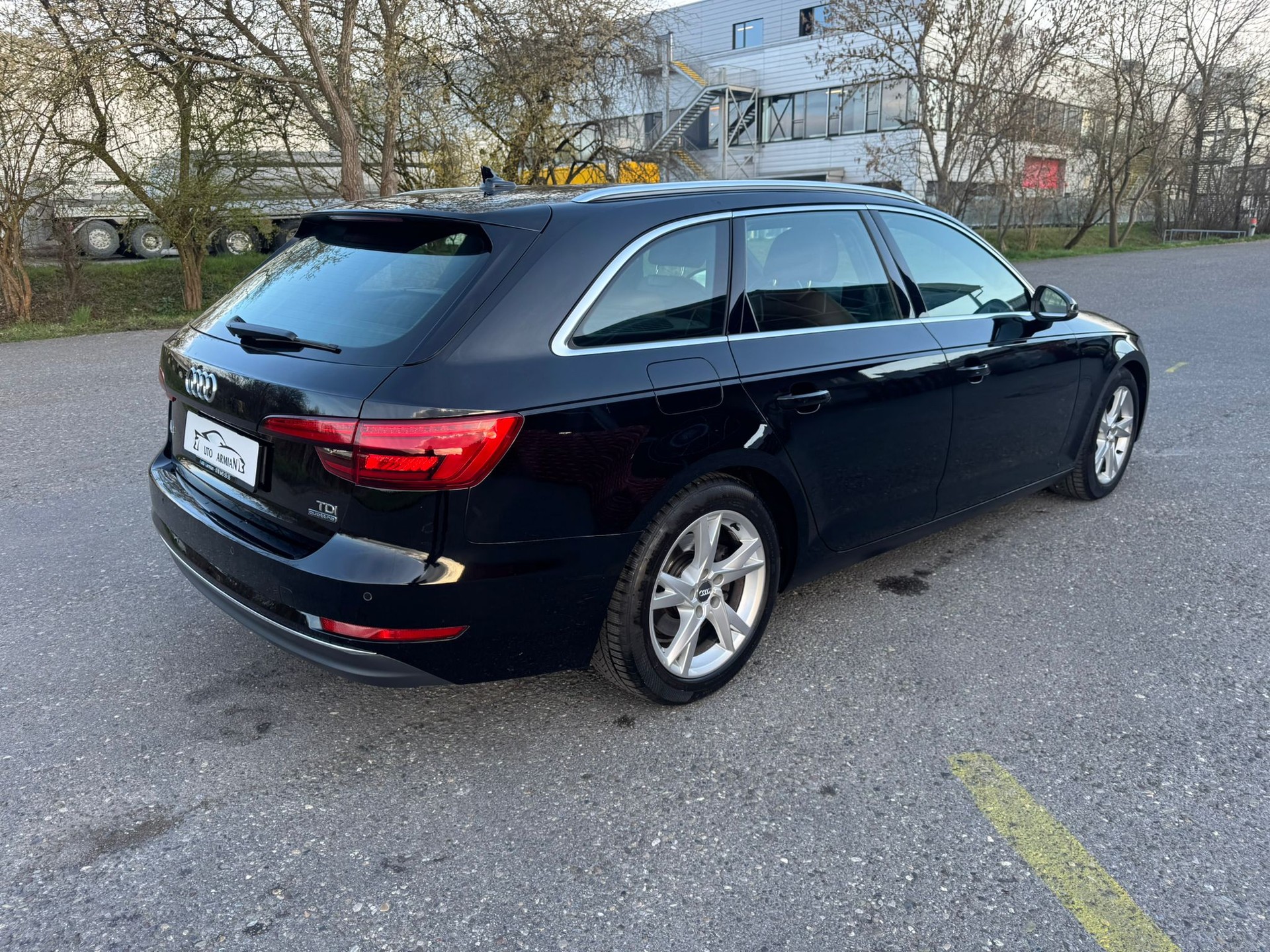 AUDI A4 Avant 2.0 TDI Design quattro S-tronic-image-5