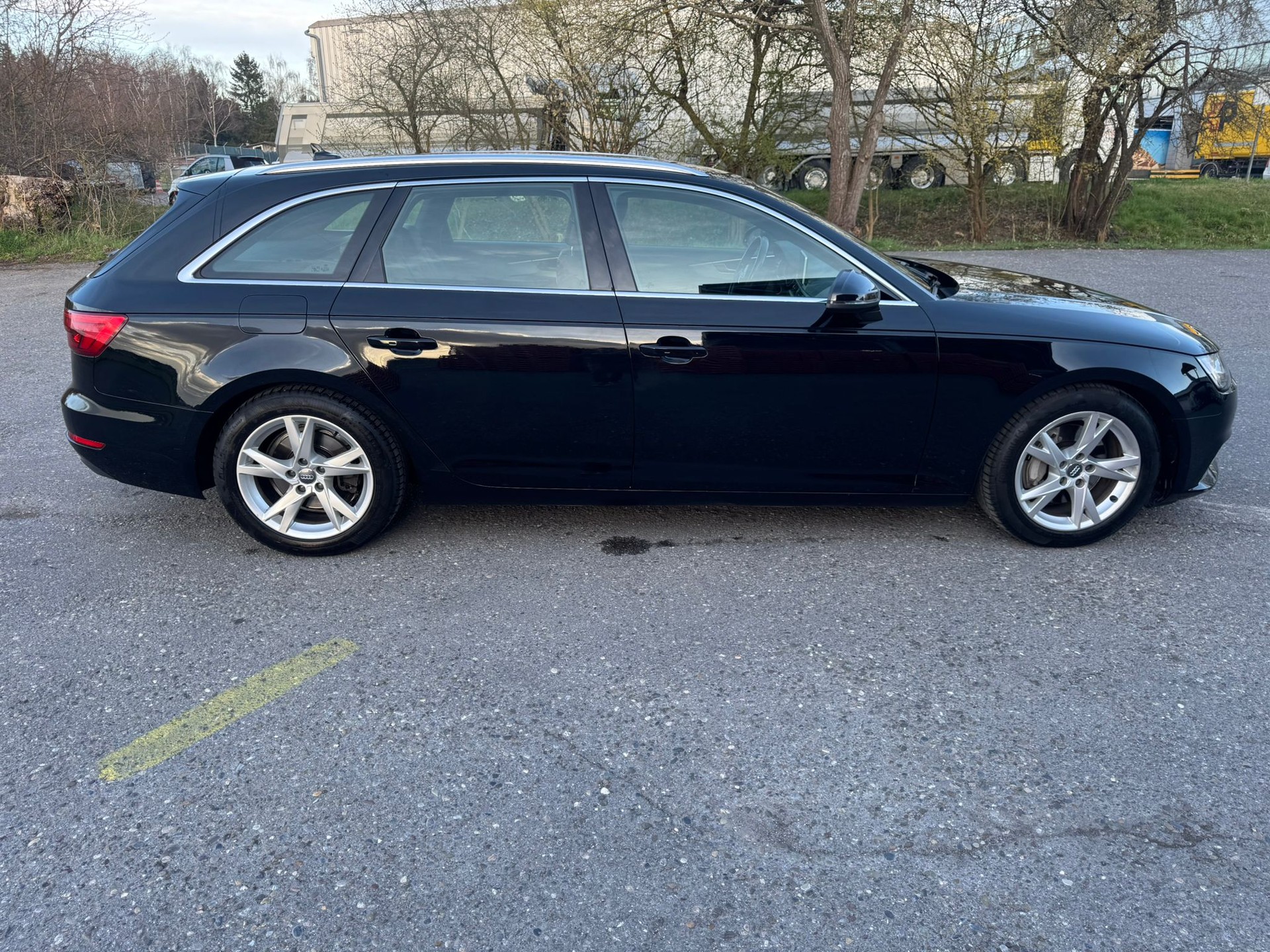 AUDI A4 Avant 2.0 TDI Design quattro S-tronic-image-9