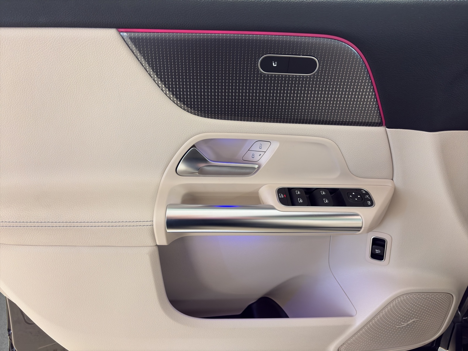 MERCEDES-BENZ EQA 250-image-8