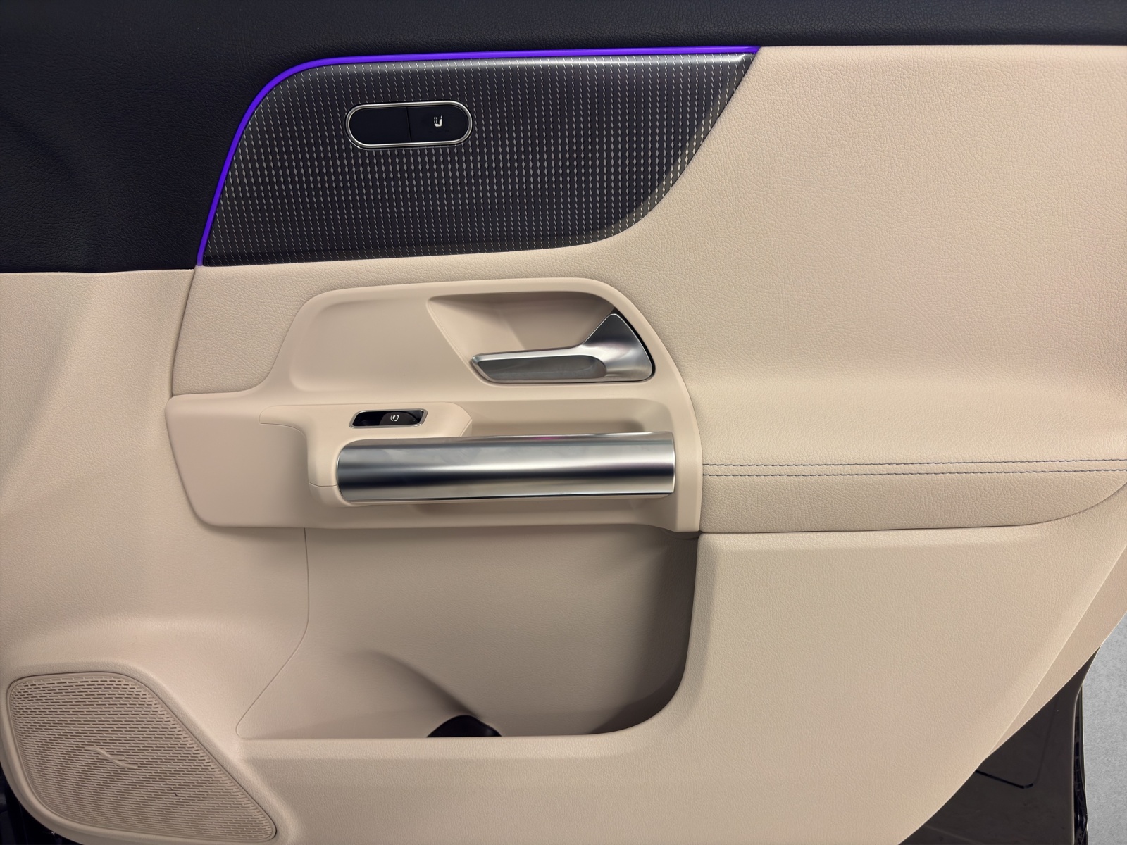 MERCEDES-BENZ EQA 250-image-10