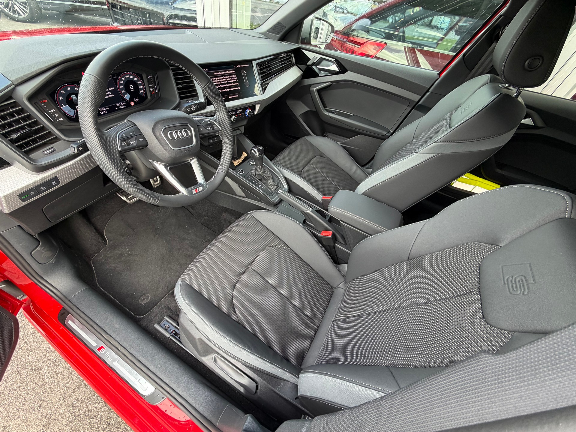 AUDI A1 Sportback 40 TFSI S Line S-tronic-image-13