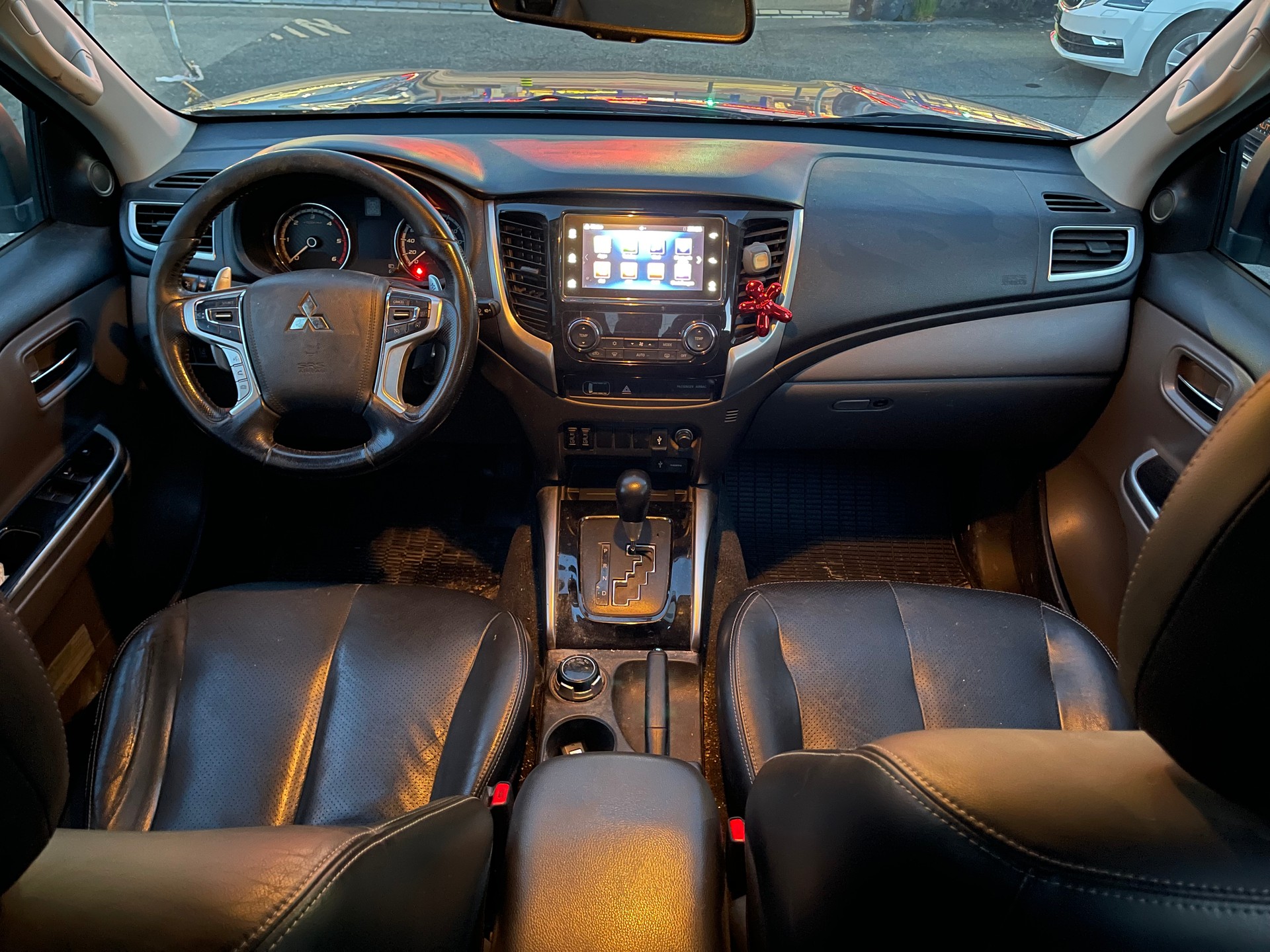 MITSUBISHI L 200 2.4 Diamond Double Cab Blak Line A-image-8