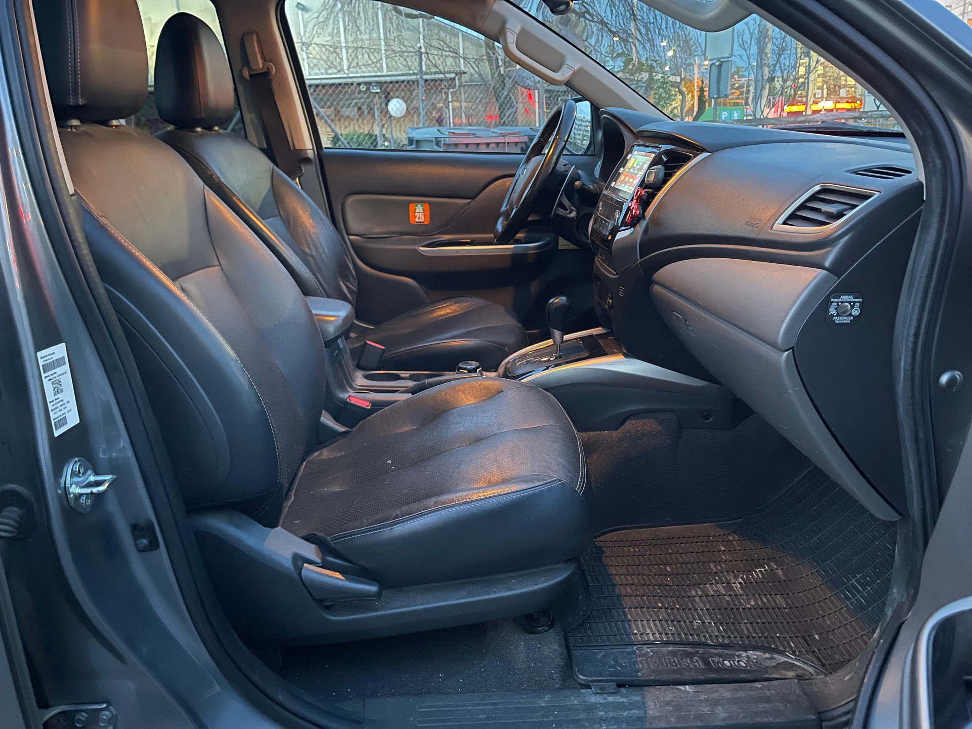 MITSUBISHI L 200 2.4 Diamond Double Cab Blak Line A-image-9