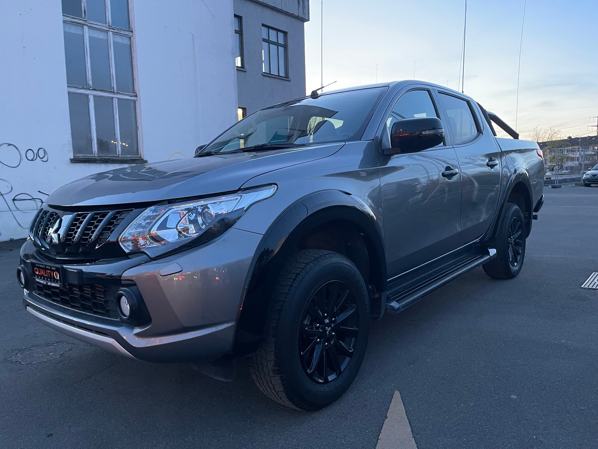 MITSUBISHI L 200 2.4 Diamond Double Cab Blak Line A-image-1