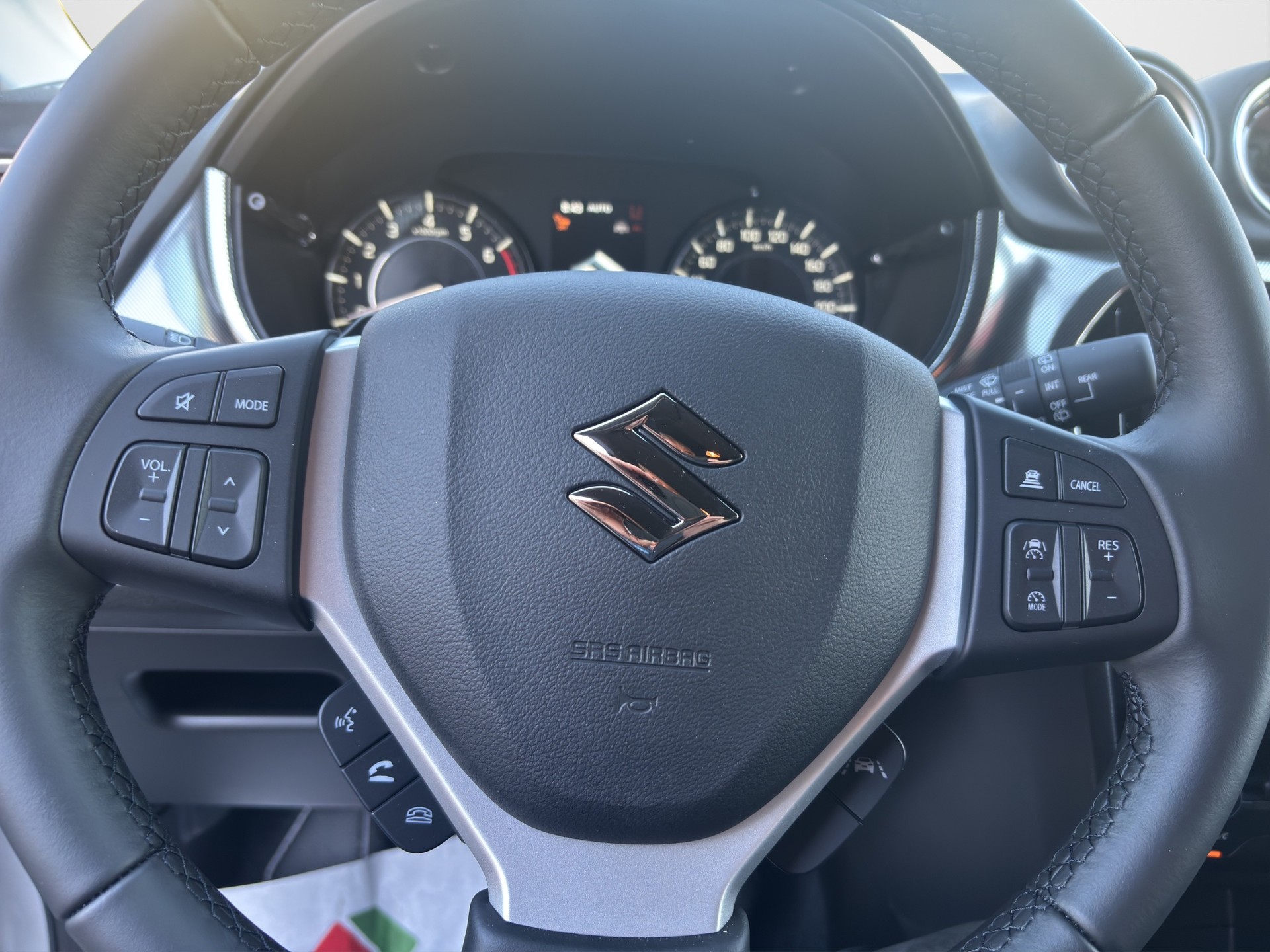 SUZUKI Vitara 1.5 Hybrid Compact Top 4x4 AGS-image-9