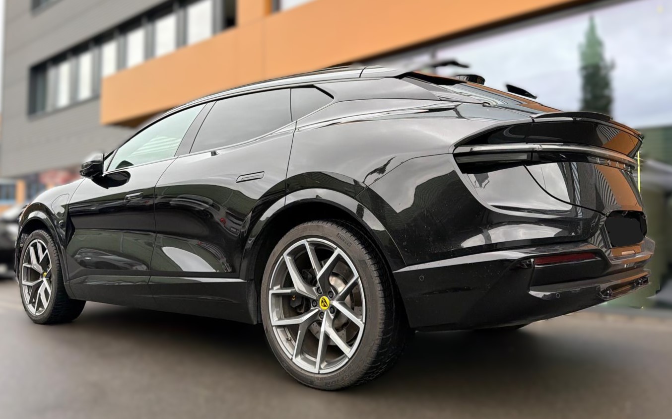 LOTUS Eletre S-showroom-element-2