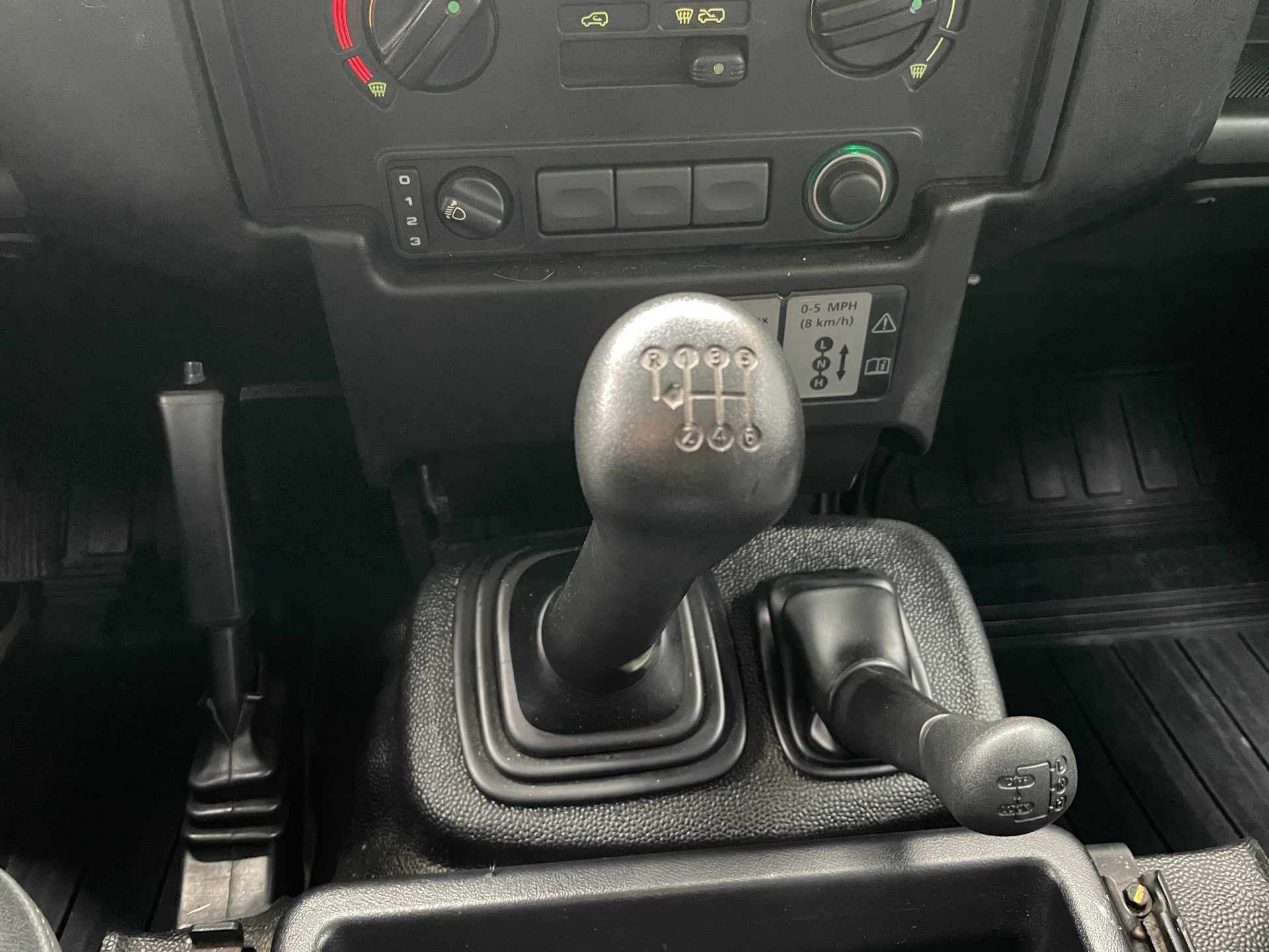 LAND ROVER Defender 110 2.4 Td4 High Capacity Pick Up-image-13