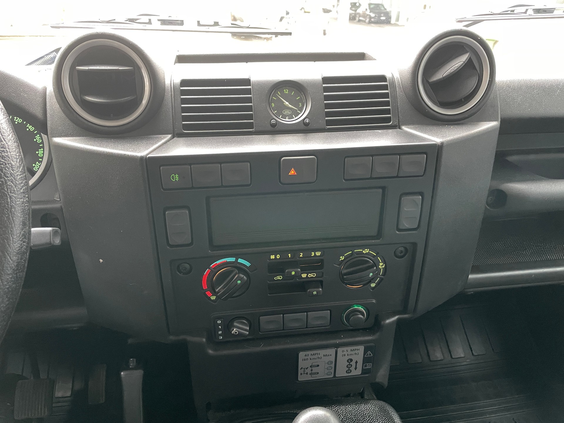LAND ROVER Defender 110 2.4 Td4 High Capacity Pick Up-image-12