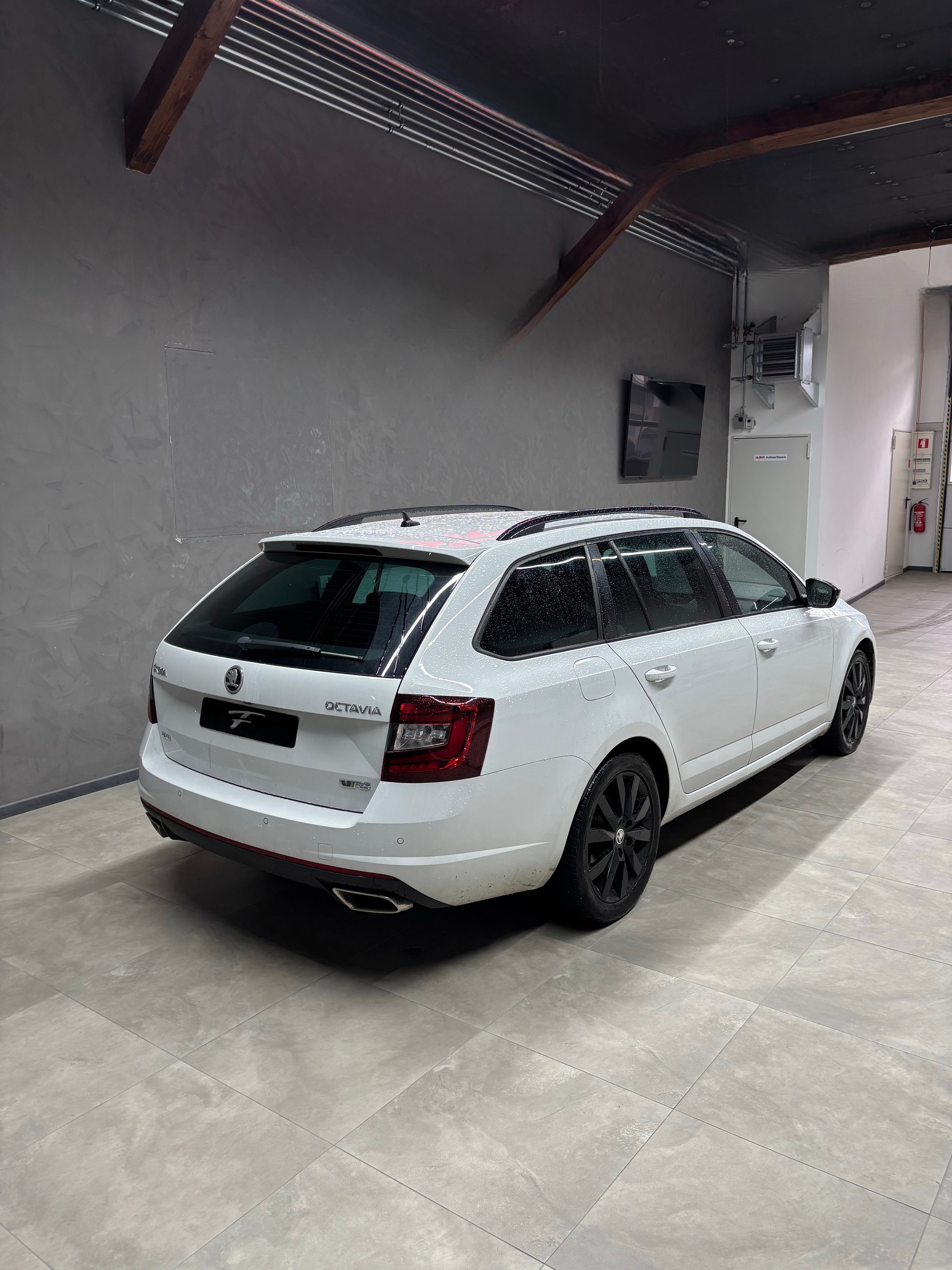 SKODA Octavia Combi 2.0 TDI RS 4x4 DSG-image-3