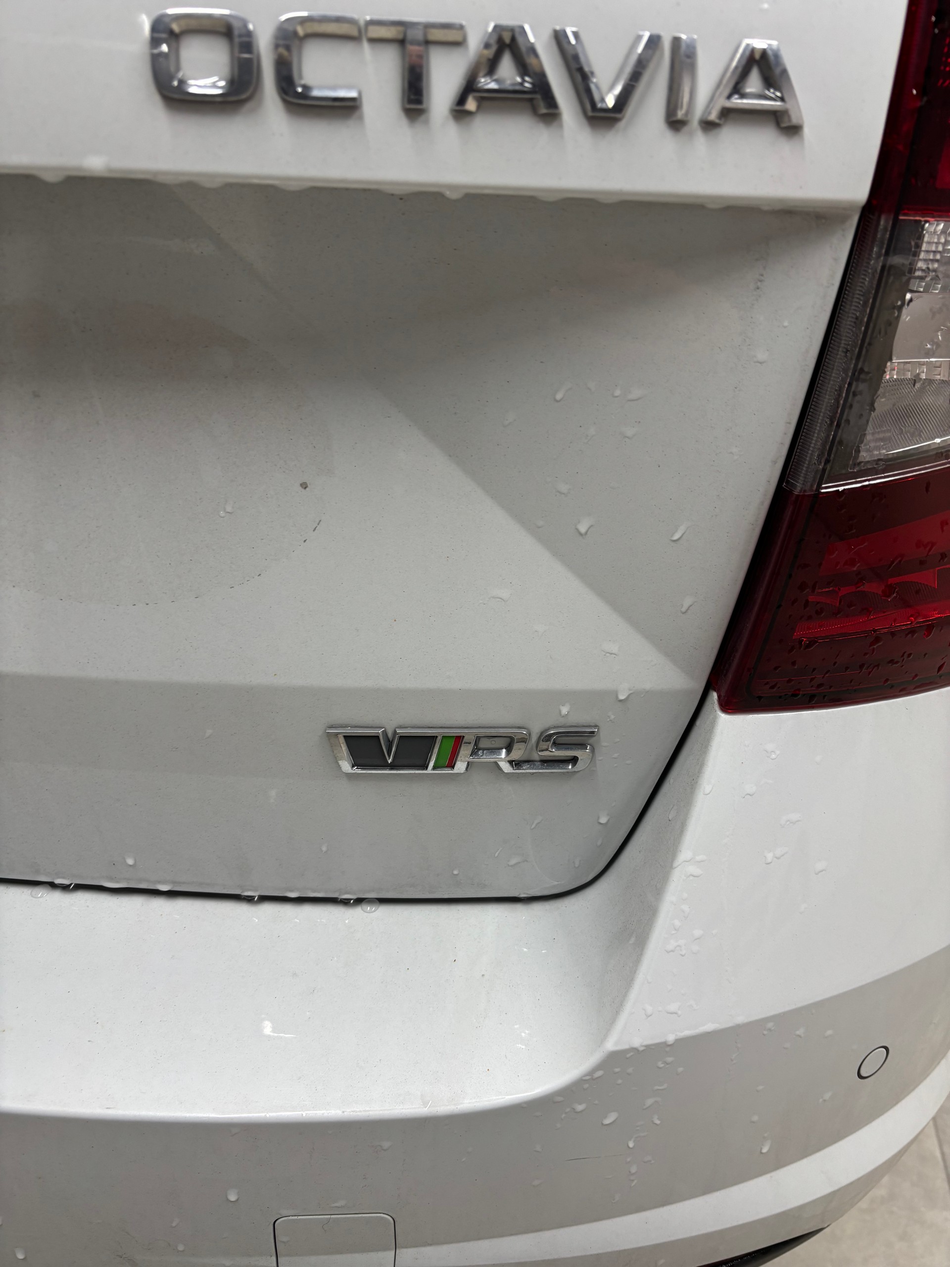 SKODA Octavia Combi 2.0 TDI RS 4x4 DSG-image-13