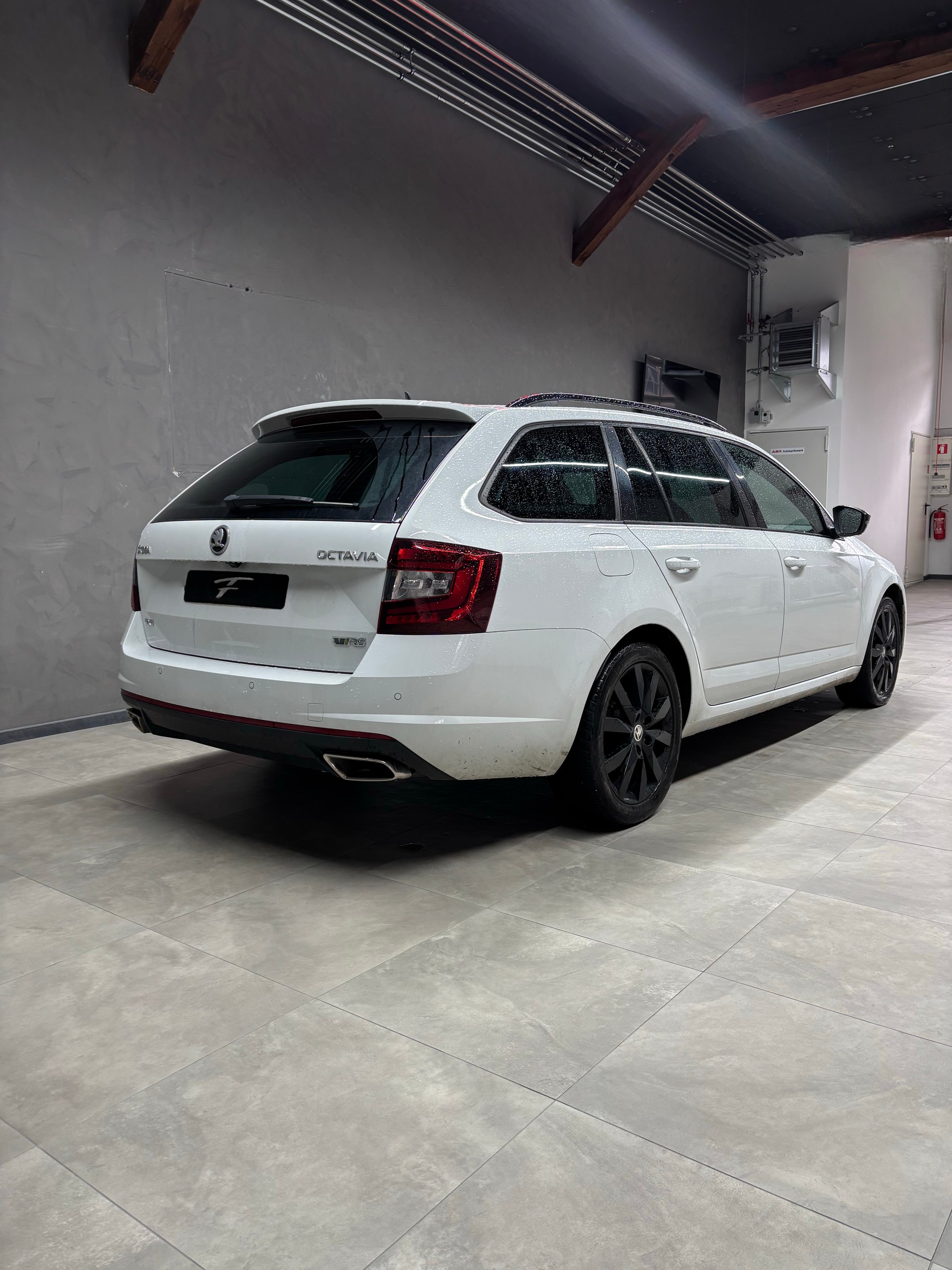 SKODA Octavia Combi 2.0 TDI RS 4x4 DSG-image-4