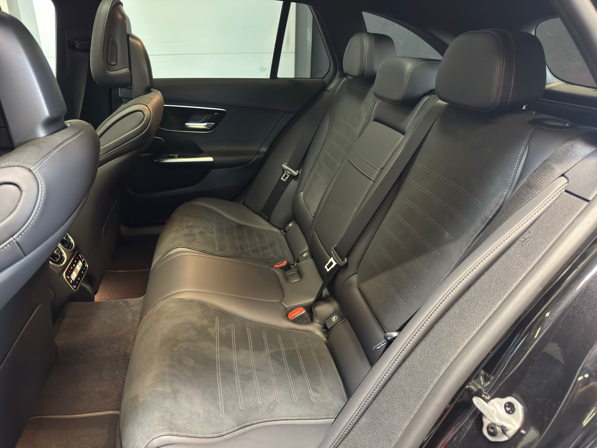 MERCEDES-BENZ C 300 AMG Line 4matic Kombi-image-13