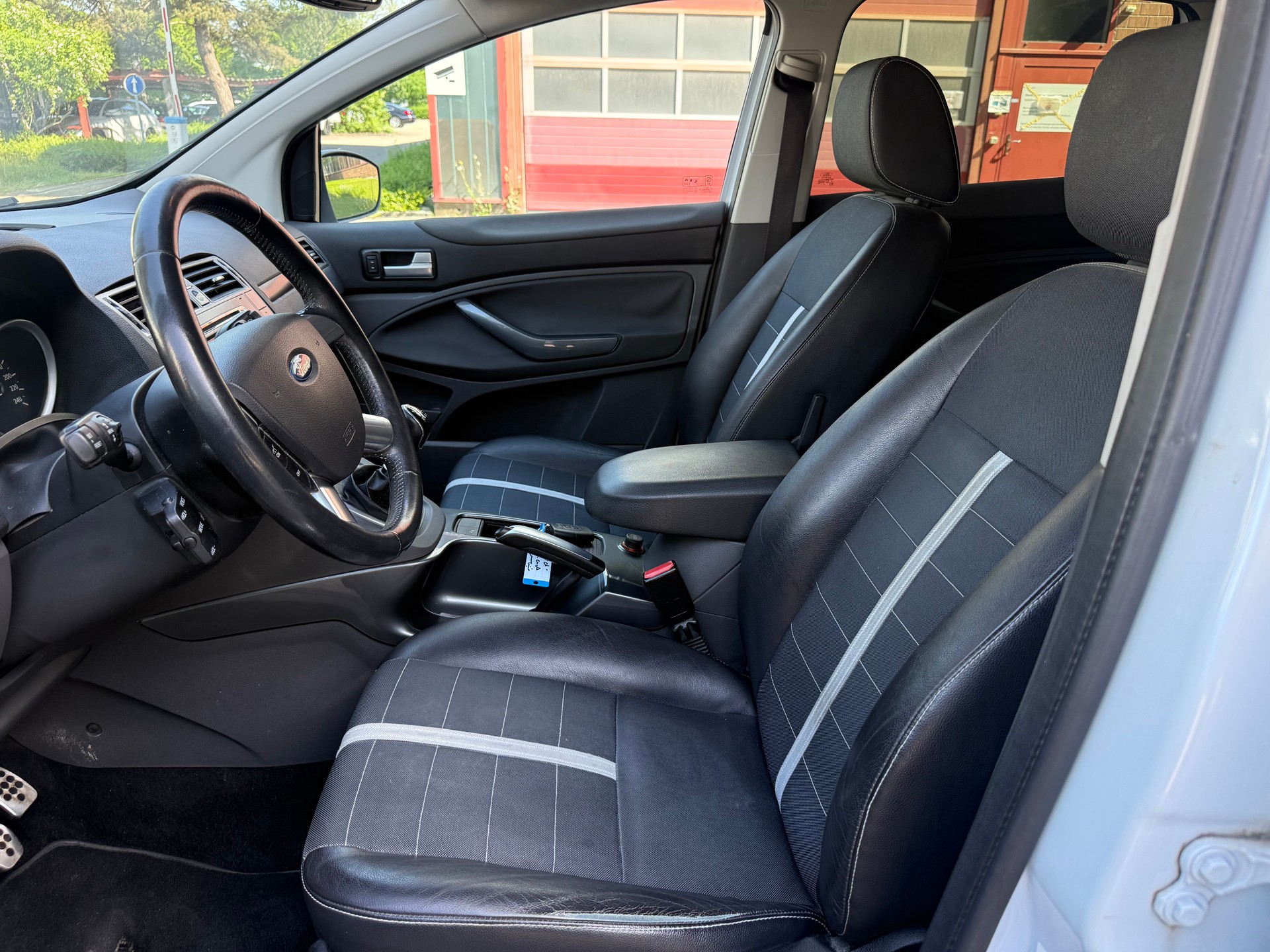 FORD Kuga 2.5 Turbo Titanium 4WD-image-6