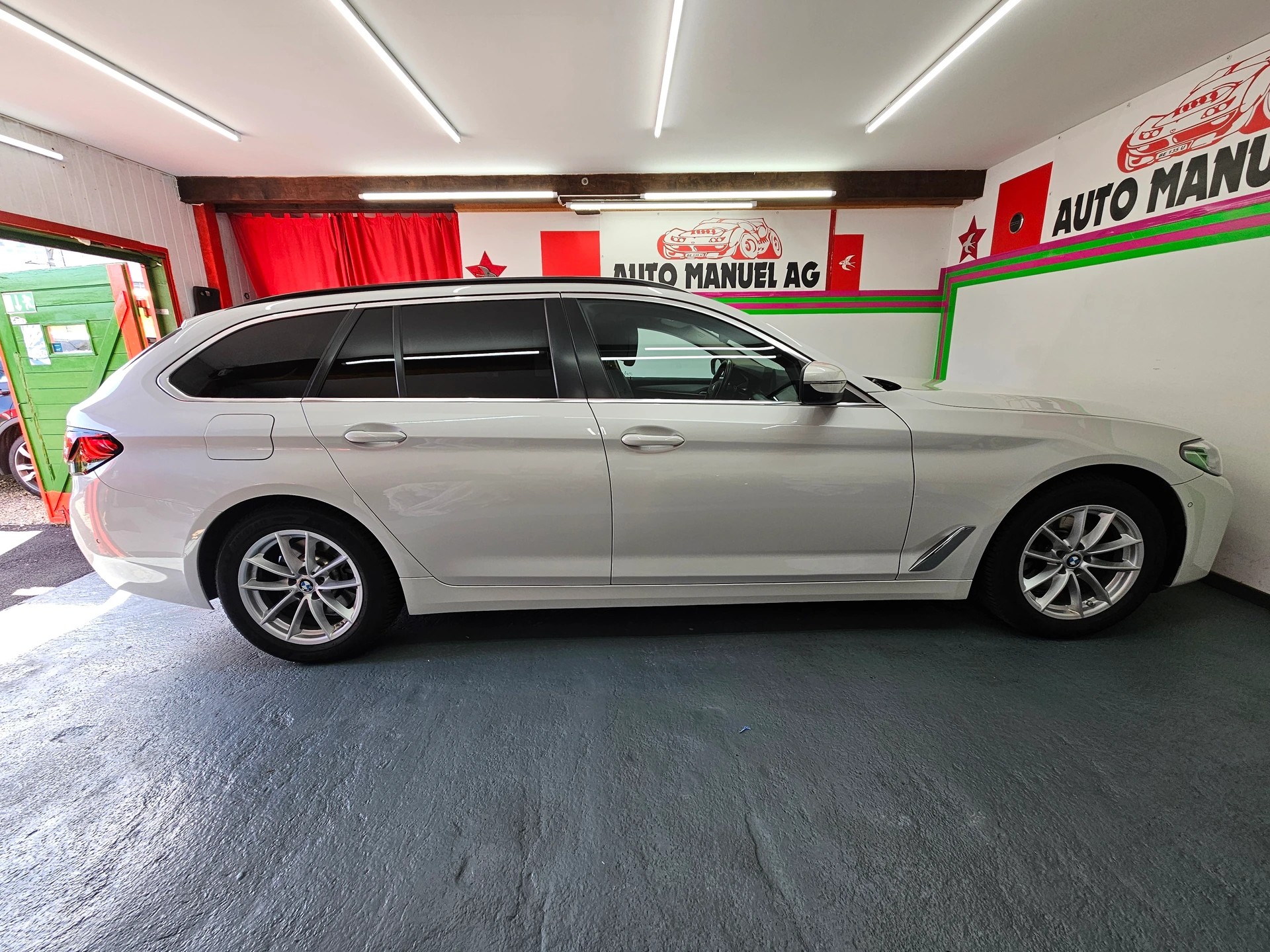 BMW 520d xDrive 48V Touring Steptronic-image-4