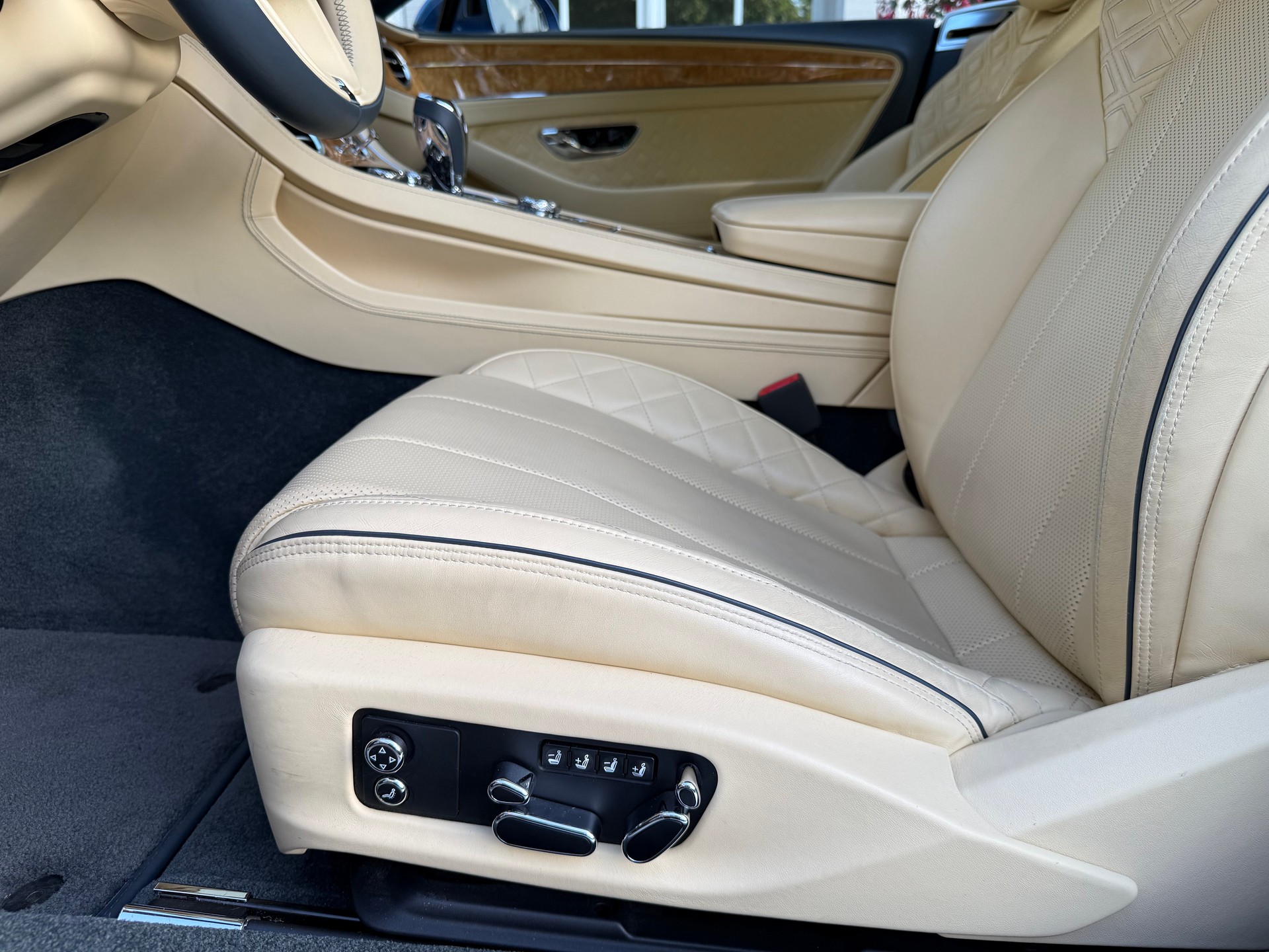 BENTLEY Continental GT 6.0 W12 / CH-Fahrzeug / Portofinoblau-image-15