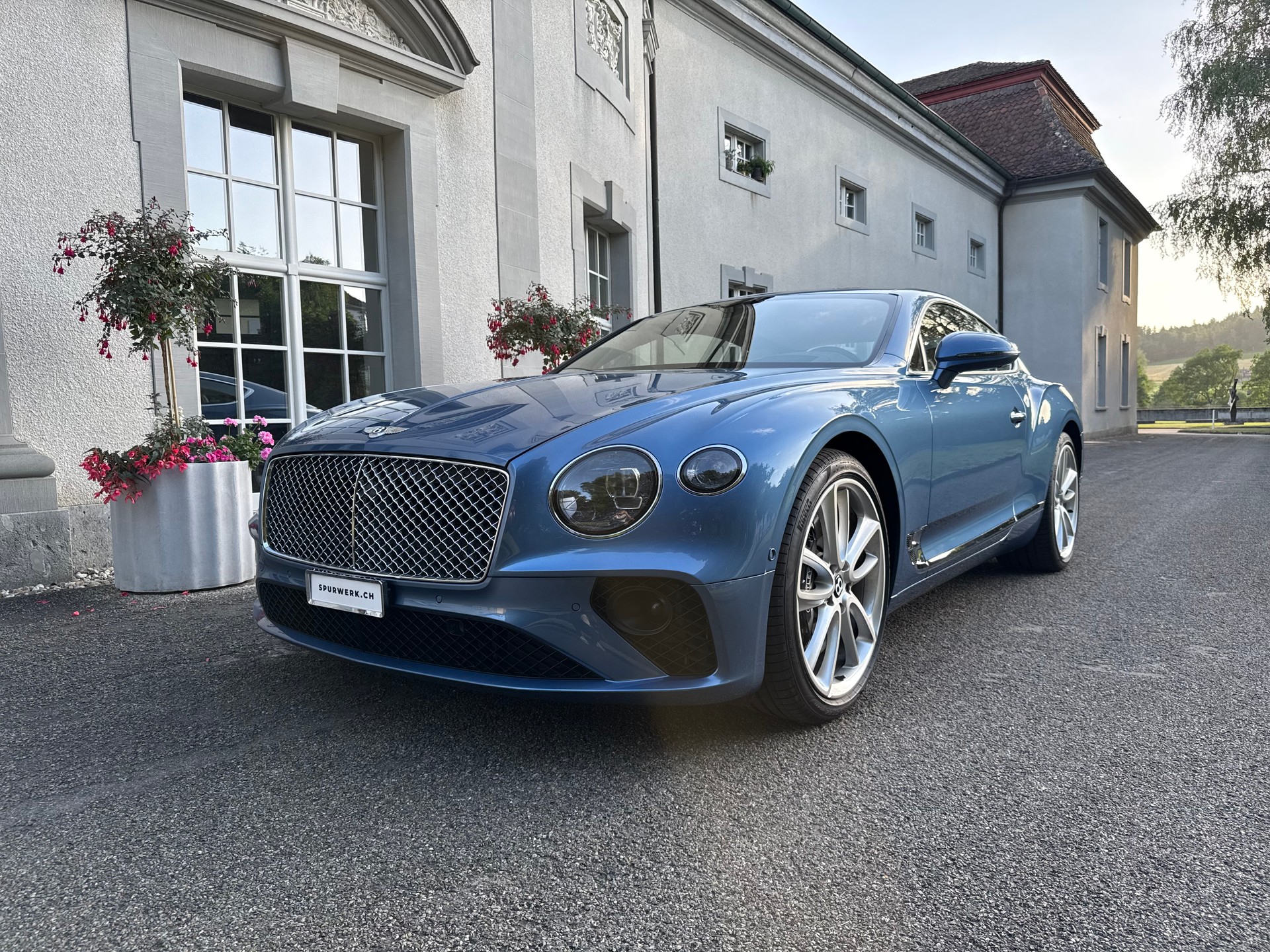 BENTLEY Continental GT 6.0 W12 / CH-Fahrzeug / Portofinoblau-image-1