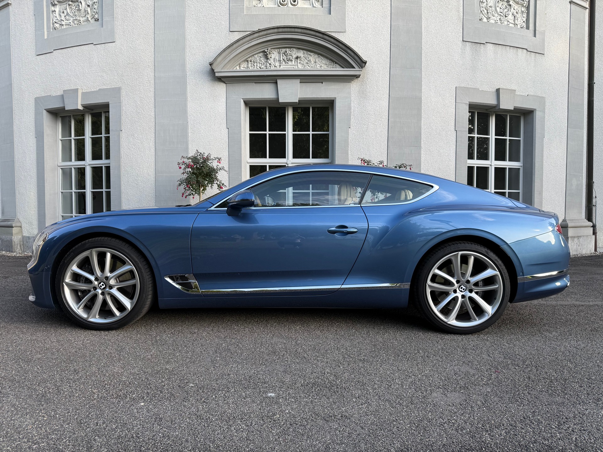 BENTLEY Continental GT 6.0 W12 / CH-Fahrzeug / Portofinoblau-image-3