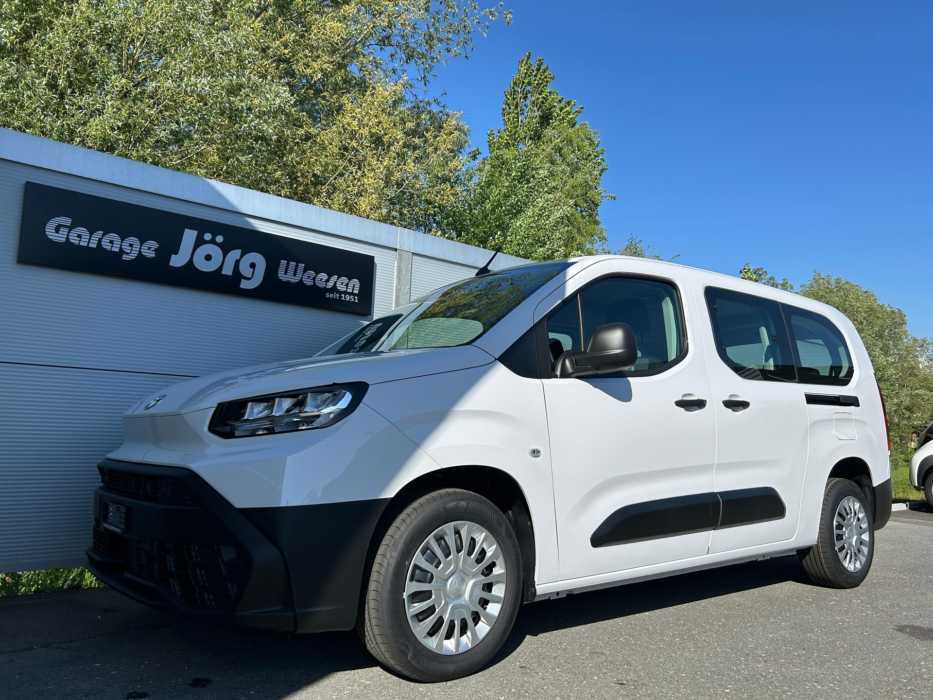 TOYOTA Proace City Verso L2 1.2 110 Comfort-image-0