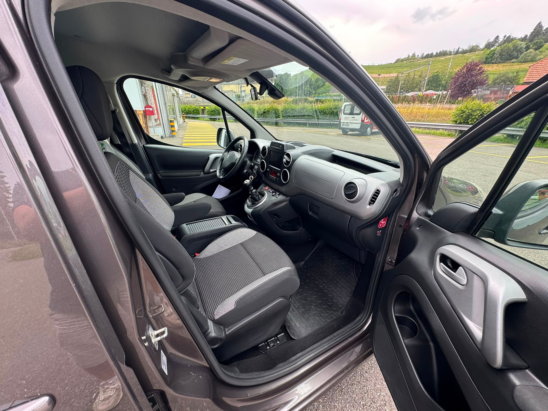 PEUGEOT Partner 1.6 BlueHDi Allure 7-Sitze-image-8