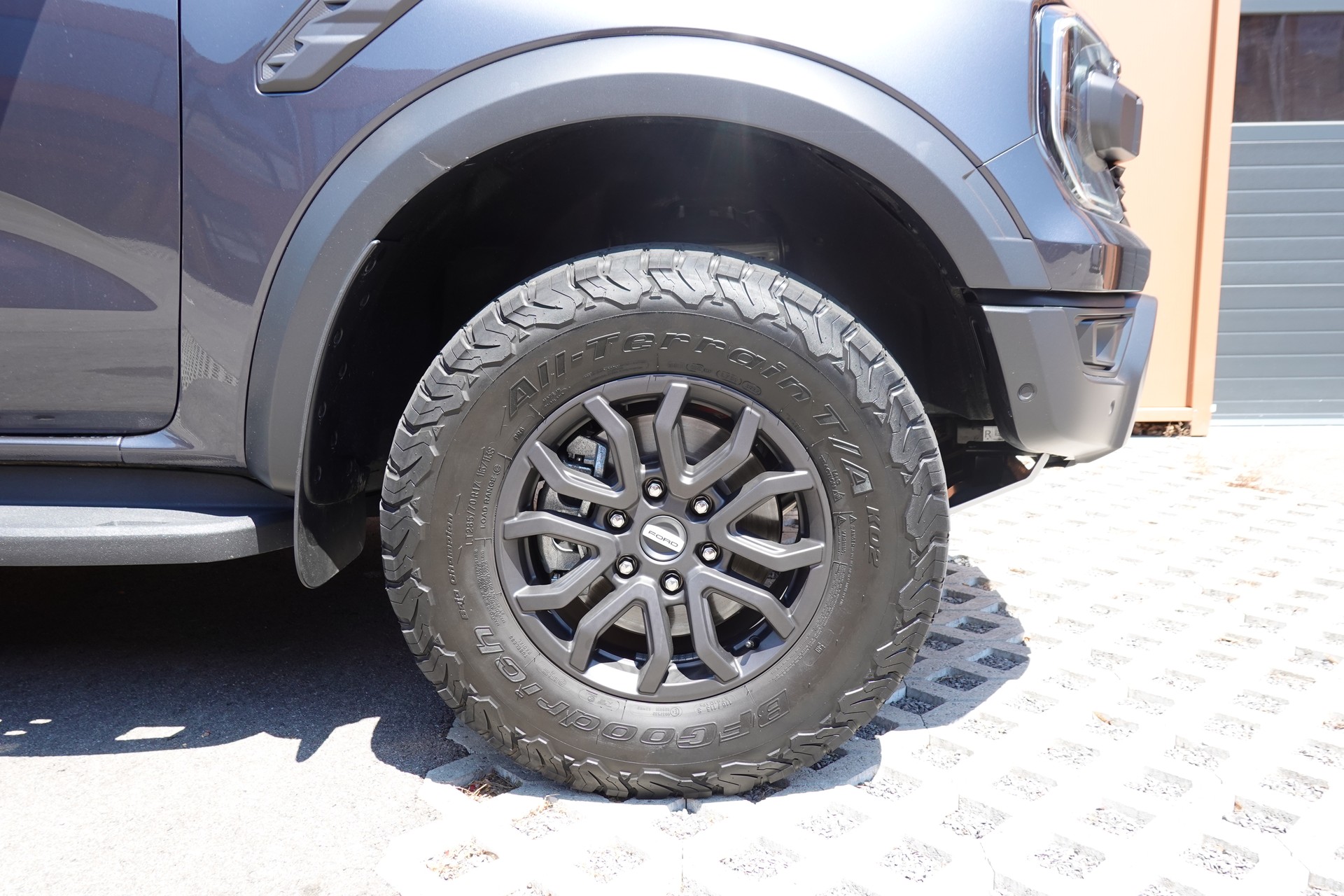 FORD Ranger Raptor 3.0 Eco Boost 4x4 A - "CH Auto + 1ère main * Attelage * Caméra 360' * Store de Coffre Elect."-image-4