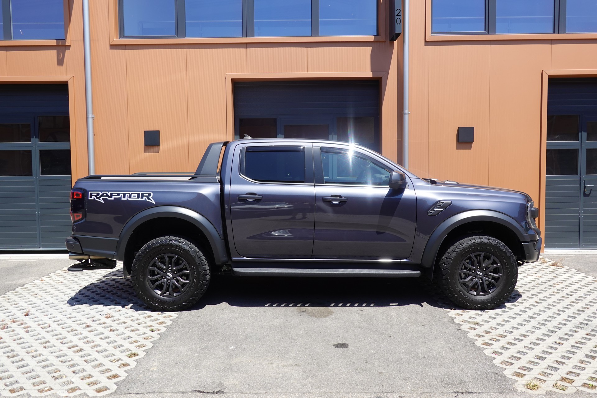 FORD Ranger Raptor 3.0 Eco Boost 4x4 A - "CH Auto + 1ère main * Attelage * Caméra 360' * Store de Coffre Elect."-image-3