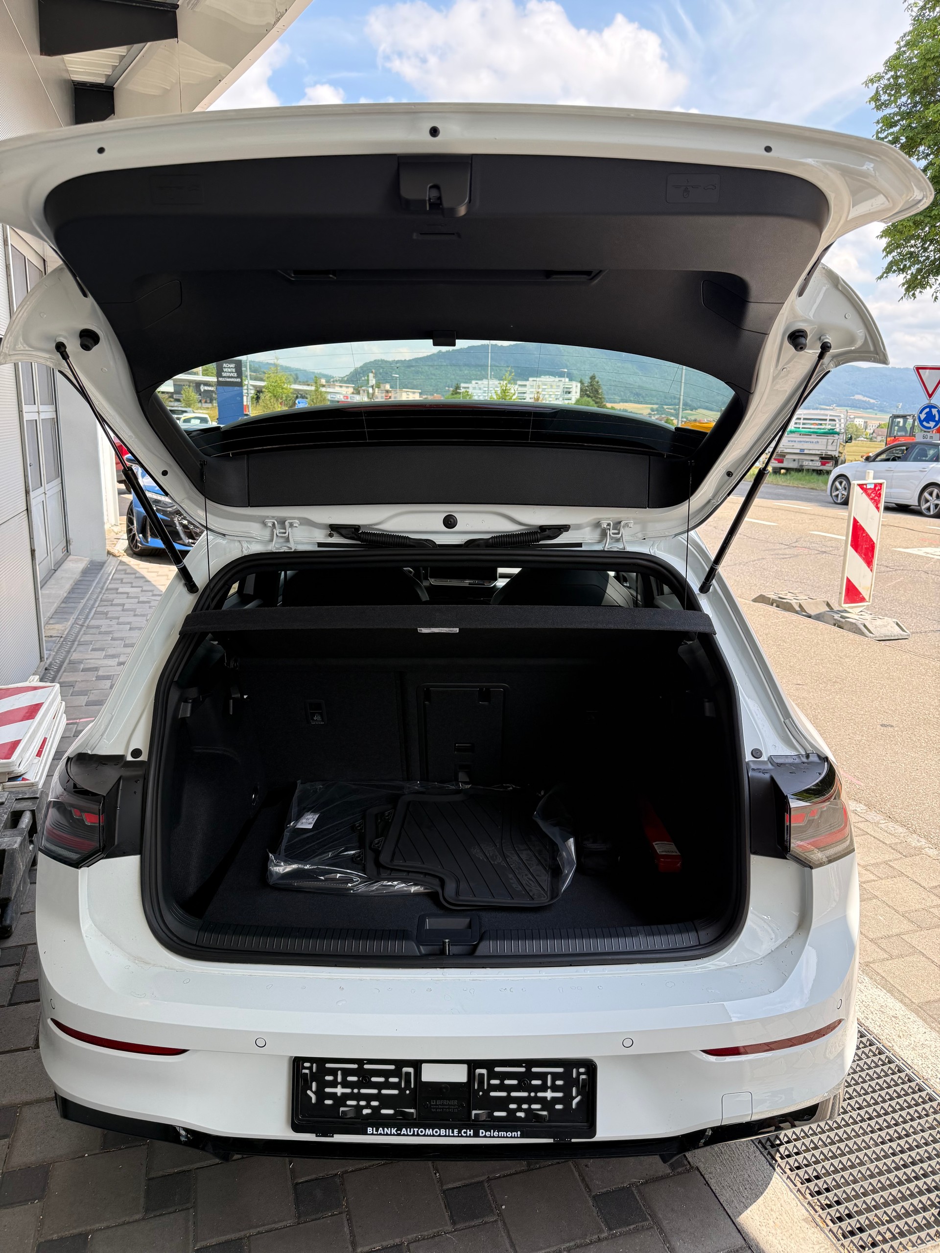 VW Golf Variant 1.5 eTSI mHEV R-Line-image-3