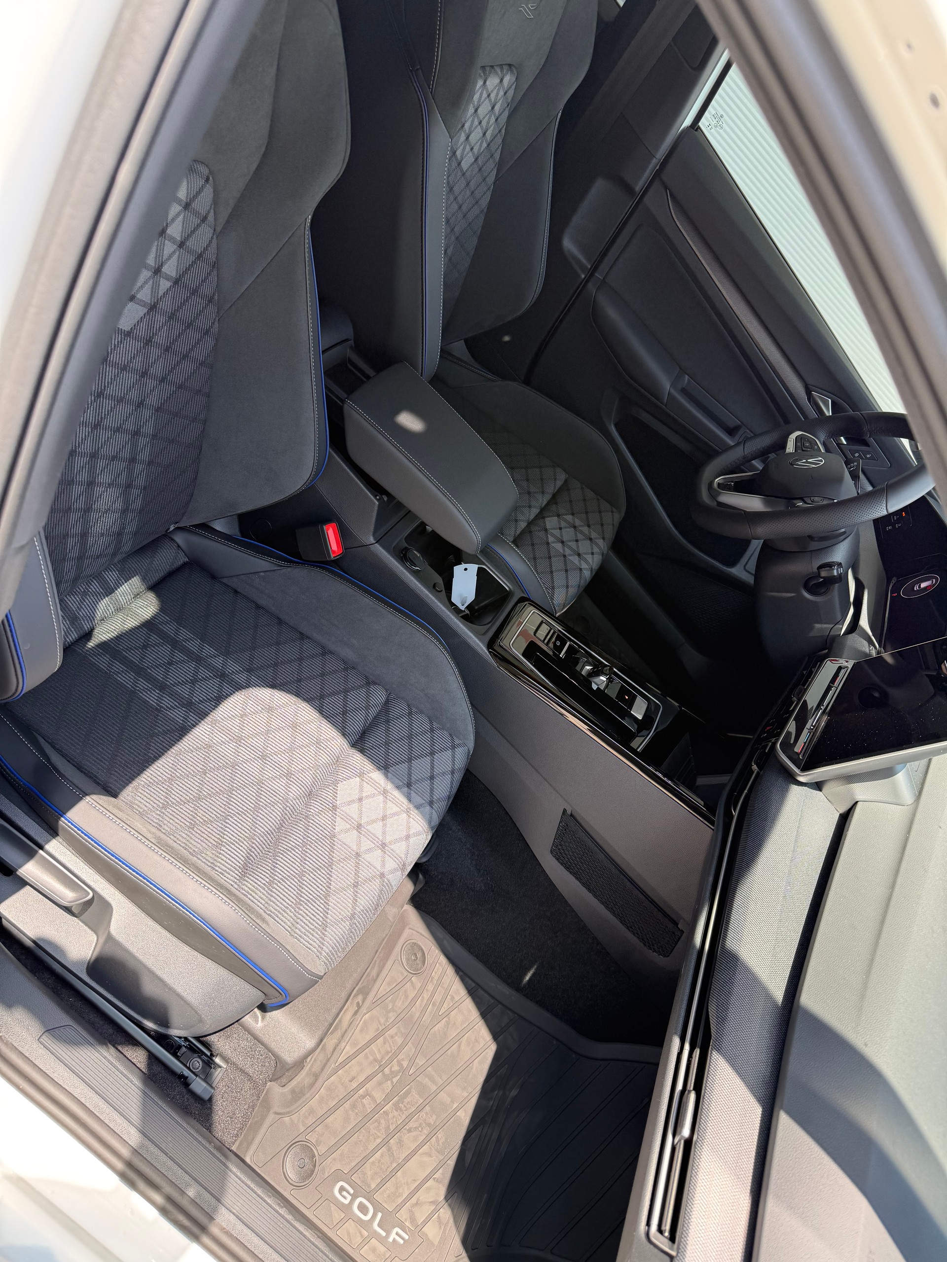 VW Golf Variant 1.5 eTSI mHEV R-Line-image-4