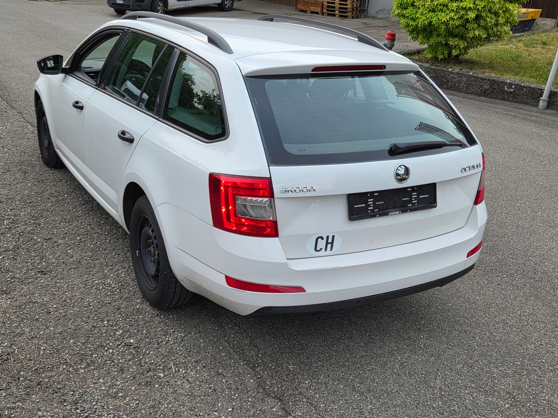 SKODA Octavia Combi 1.6 TDI Ambition-image-5