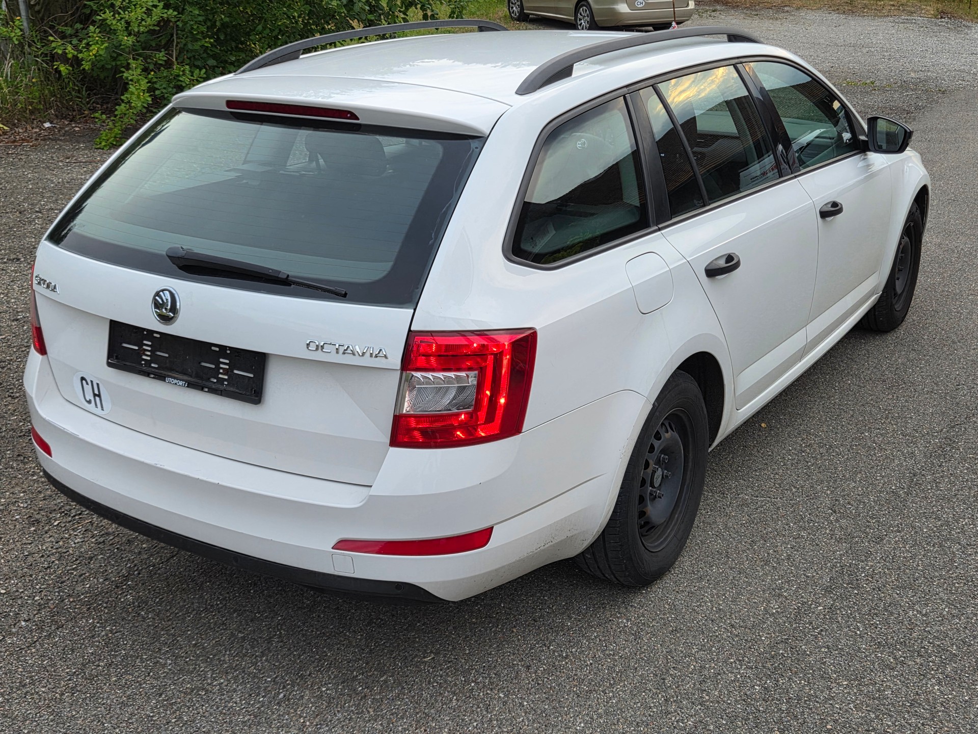 SKODA Octavia Combi 1.6 TDI Ambition-image-4