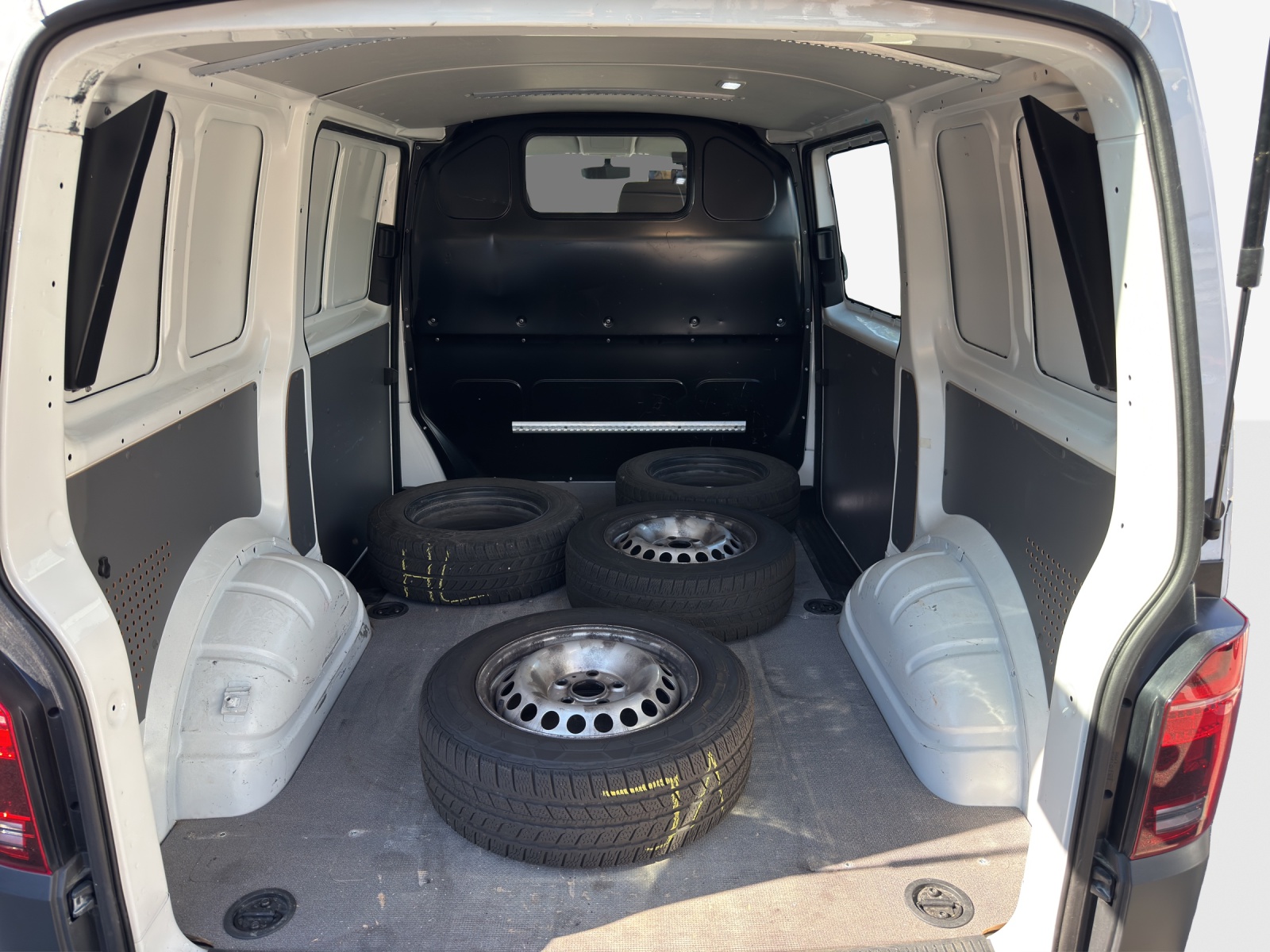 VW T6.1 2.0 TDI-image-11