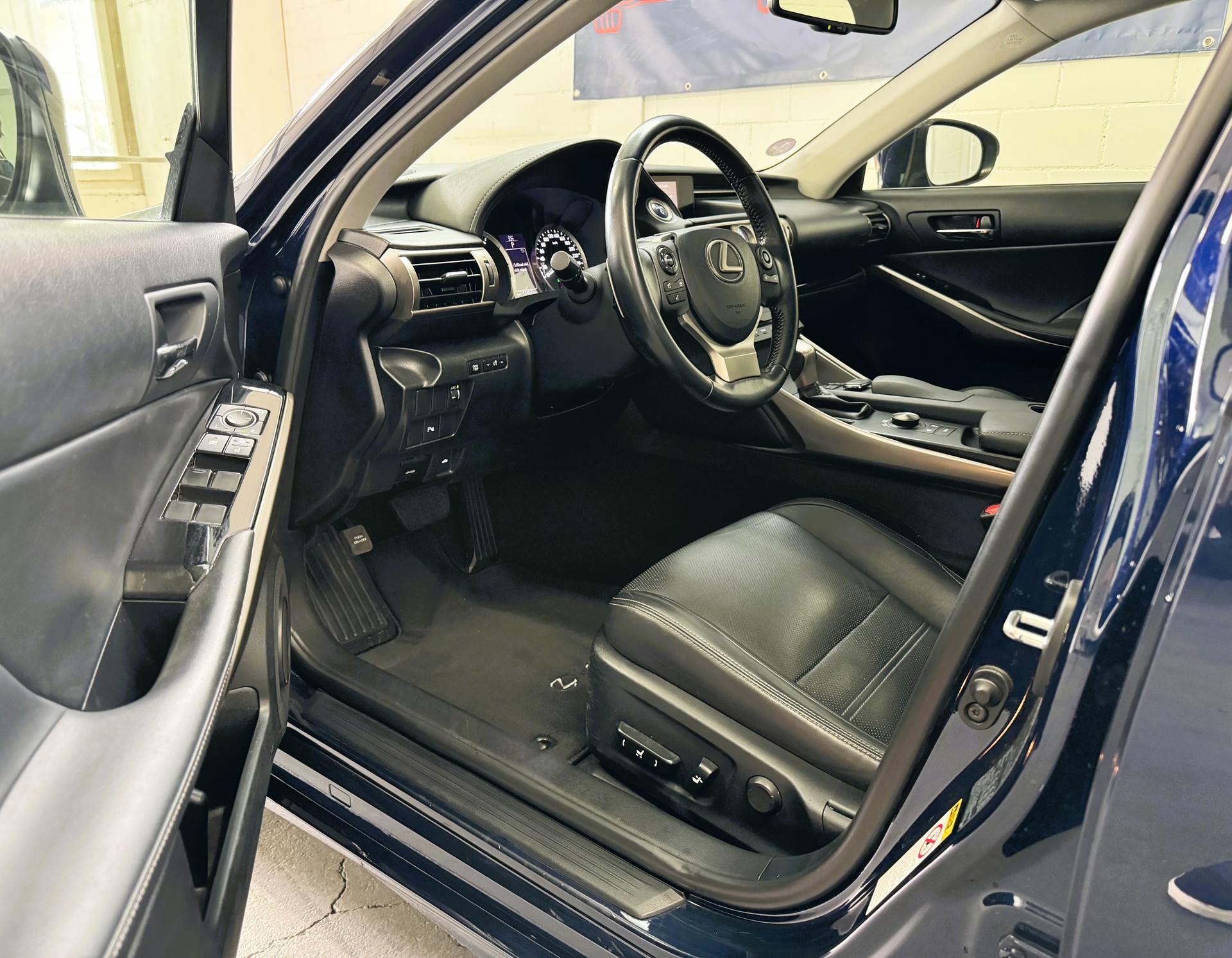 LEXUS IS 300h excellence Automatic-image-4