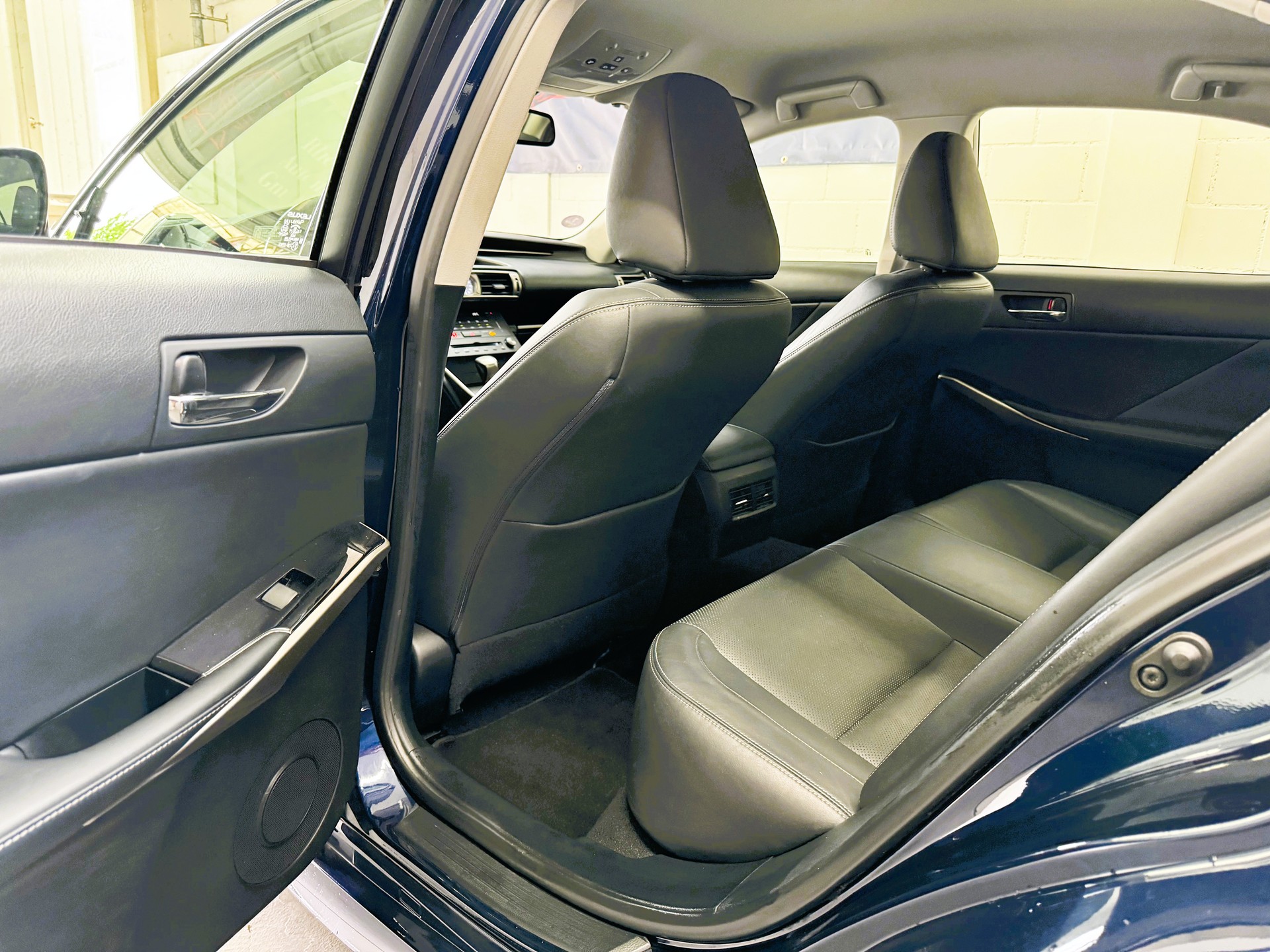 LEXUS IS 300h excellence Automatic-image-8