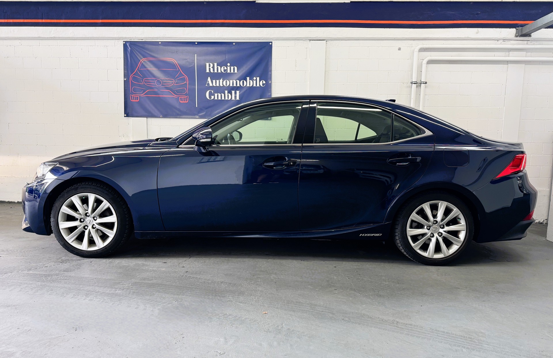 LEXUS IS 300h excellence Automatic-image-2