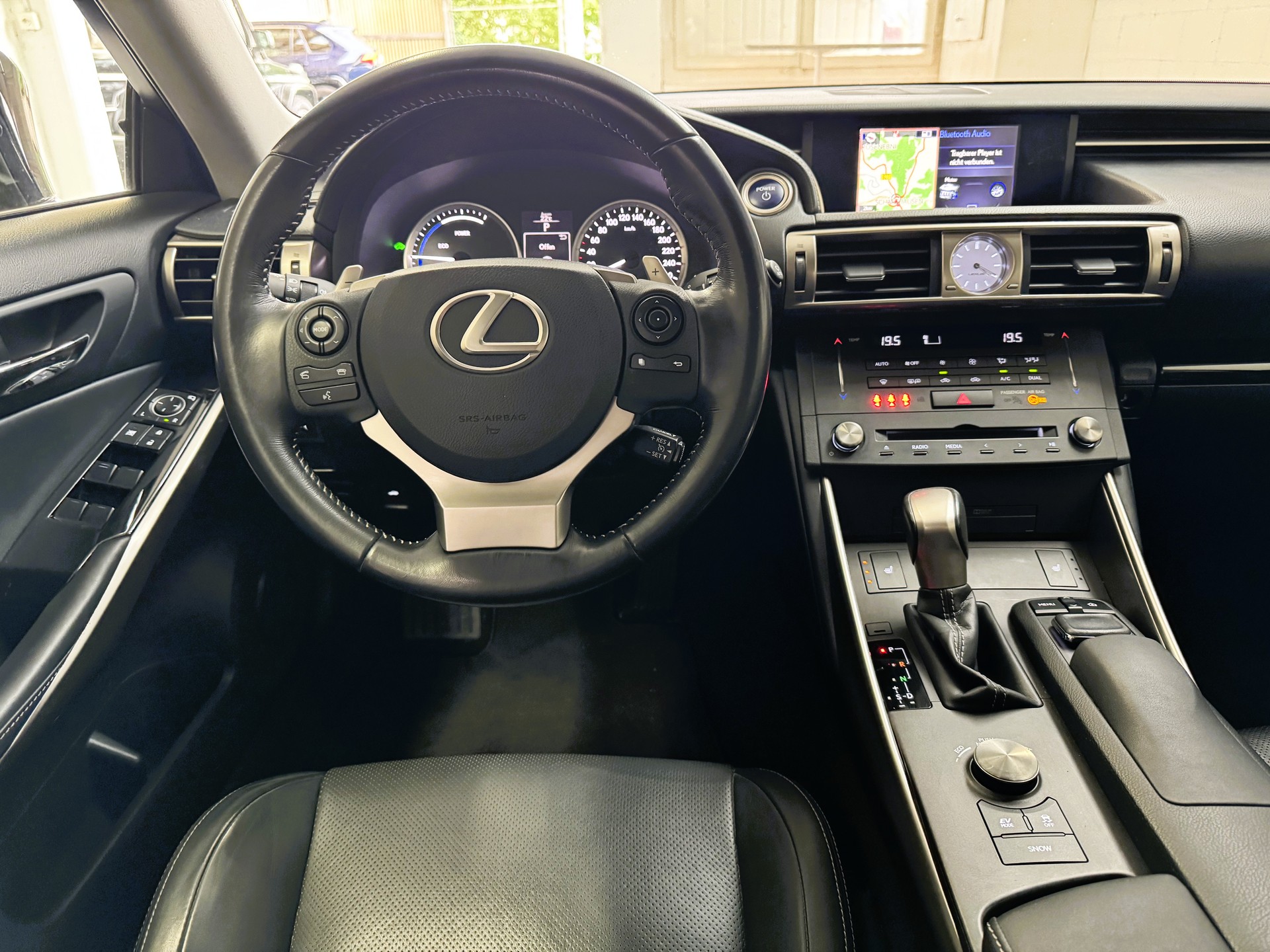 LEXUS IS 300h excellence Automatic-image-6