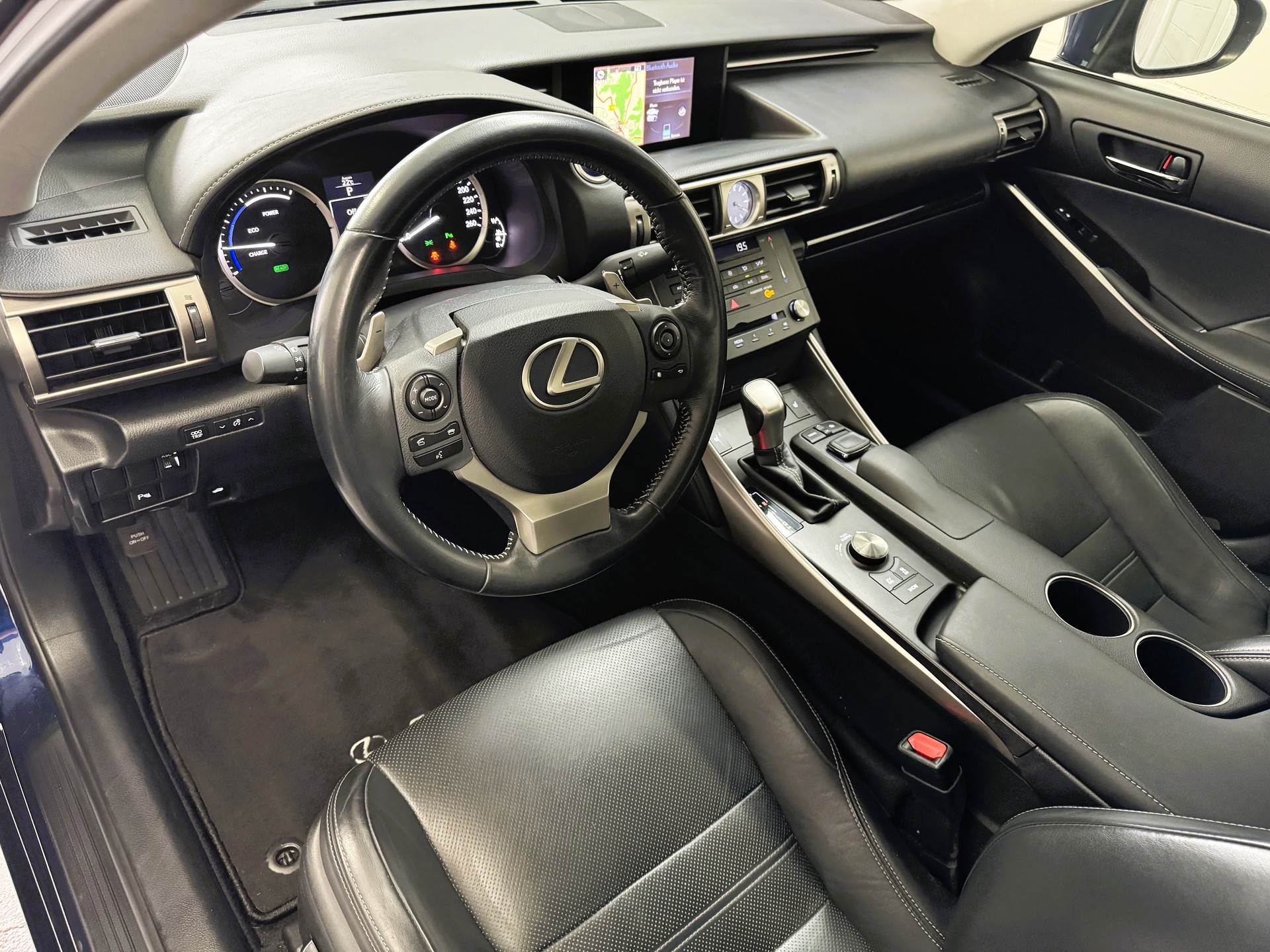 LEXUS IS 300h excellence Automatic-image-5