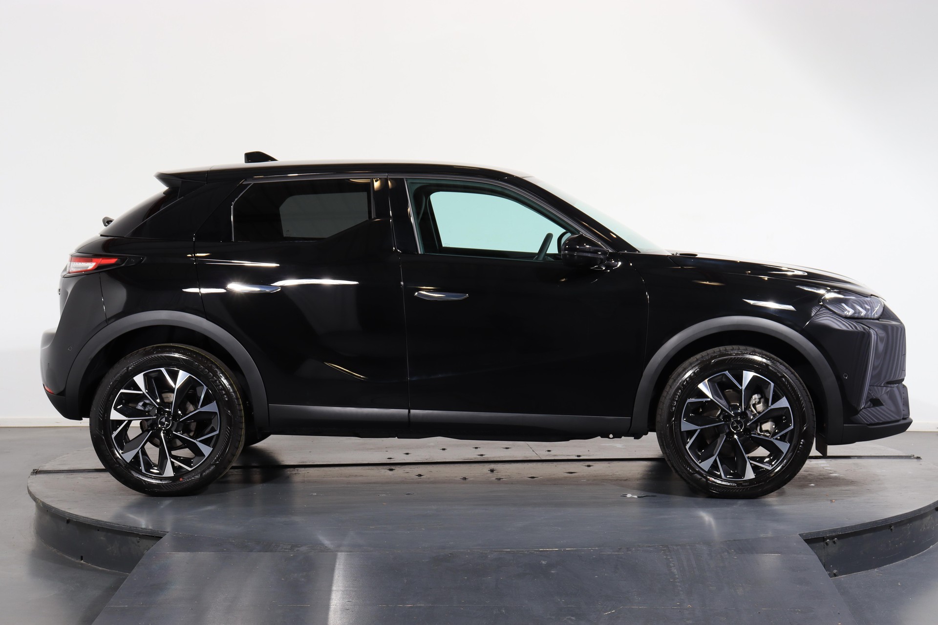 DS AUTOMOBILES 3 Crossback 1.2 Hybrid Diva-image-1