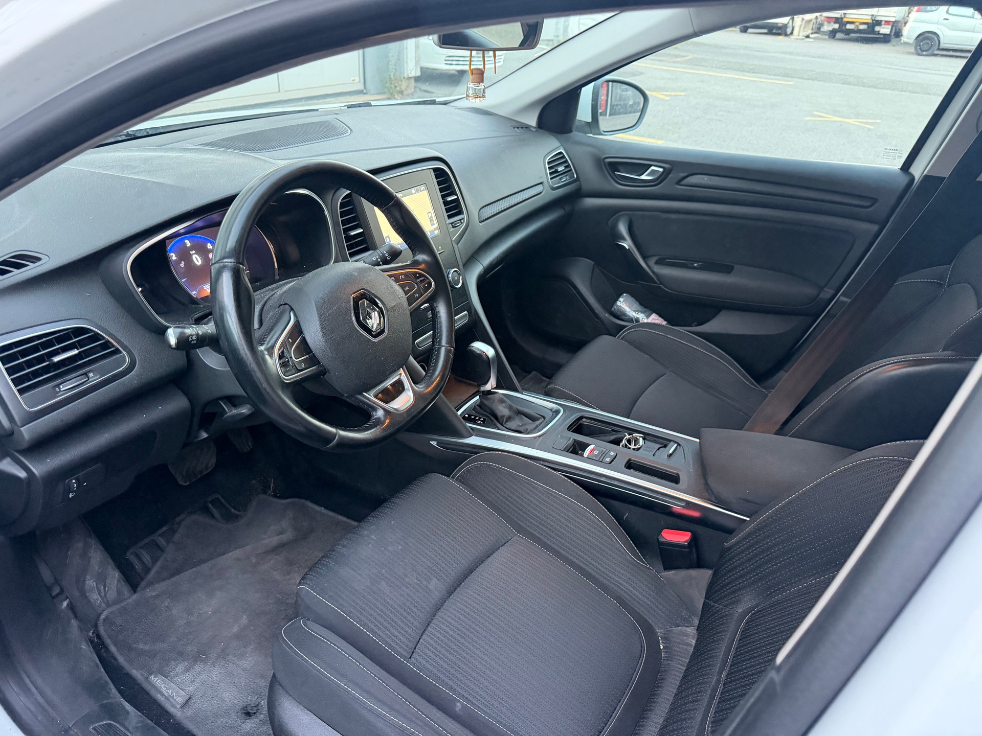 RENAULT Mégane 1.5 dCi Zen EDC-image-9