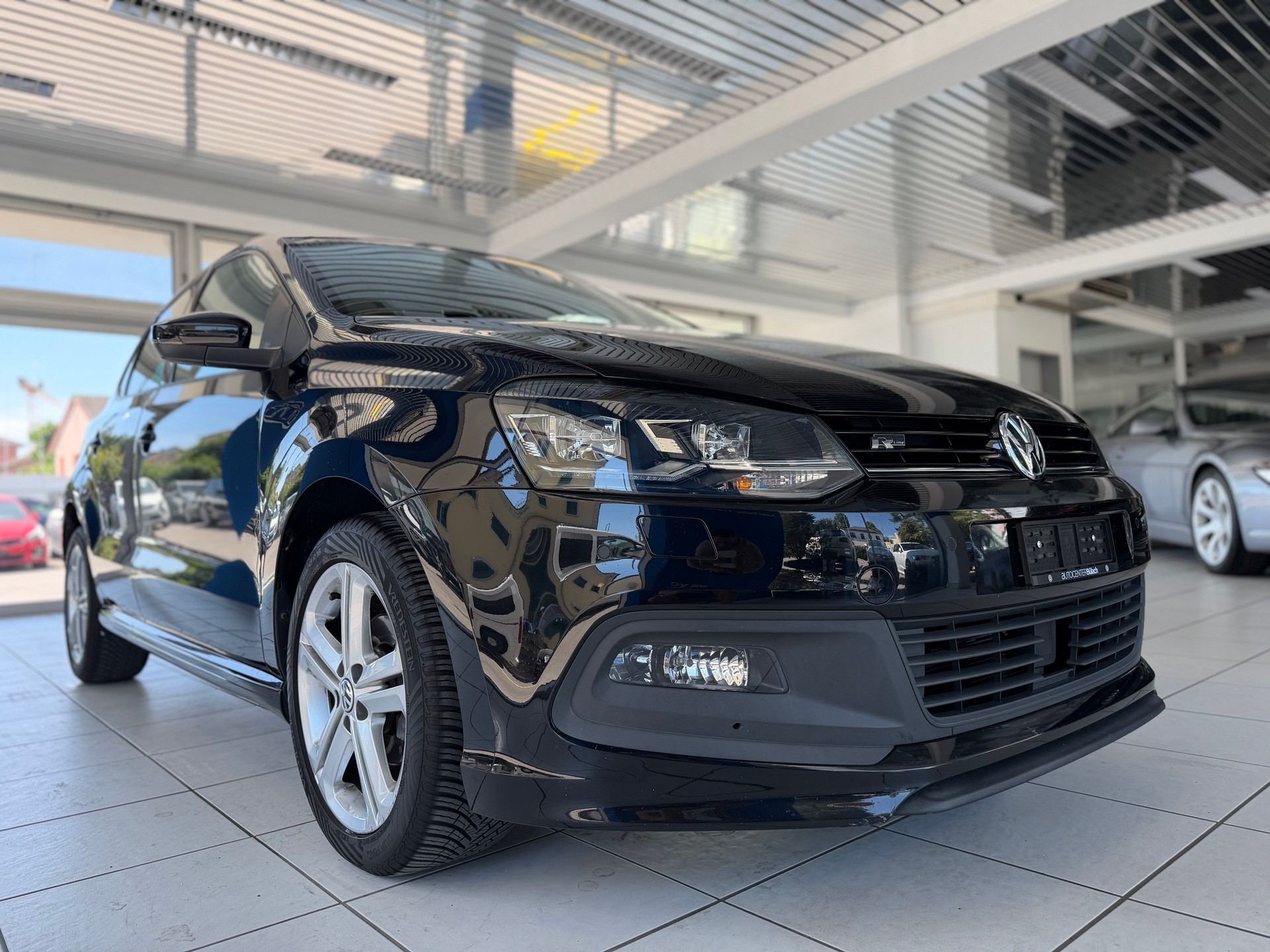 VW Polo 1.2 TSI BMT Lounge R-LINE-image-3