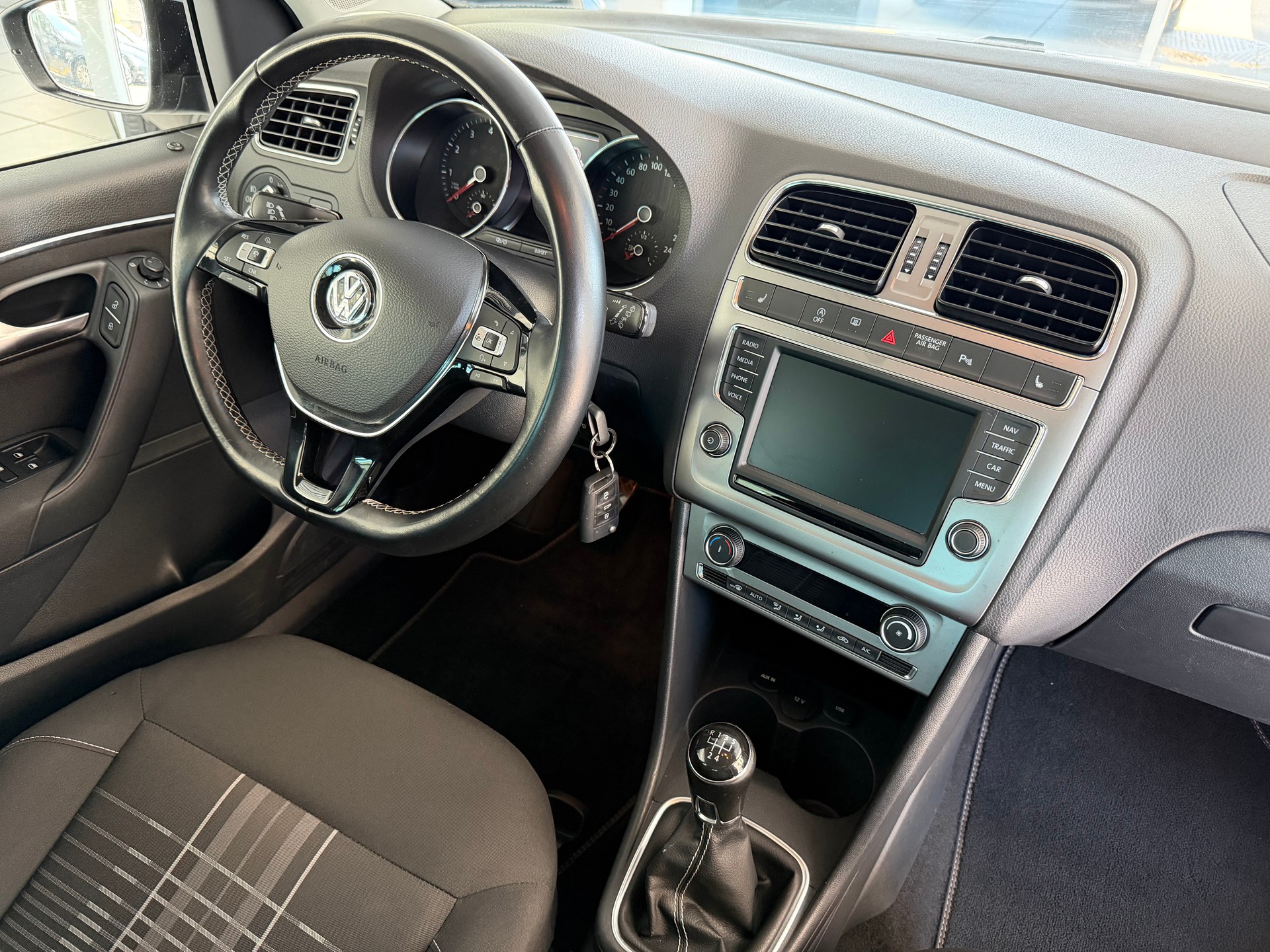 VW Polo 1.2 TSI BMT Lounge R-LINE-image-15
