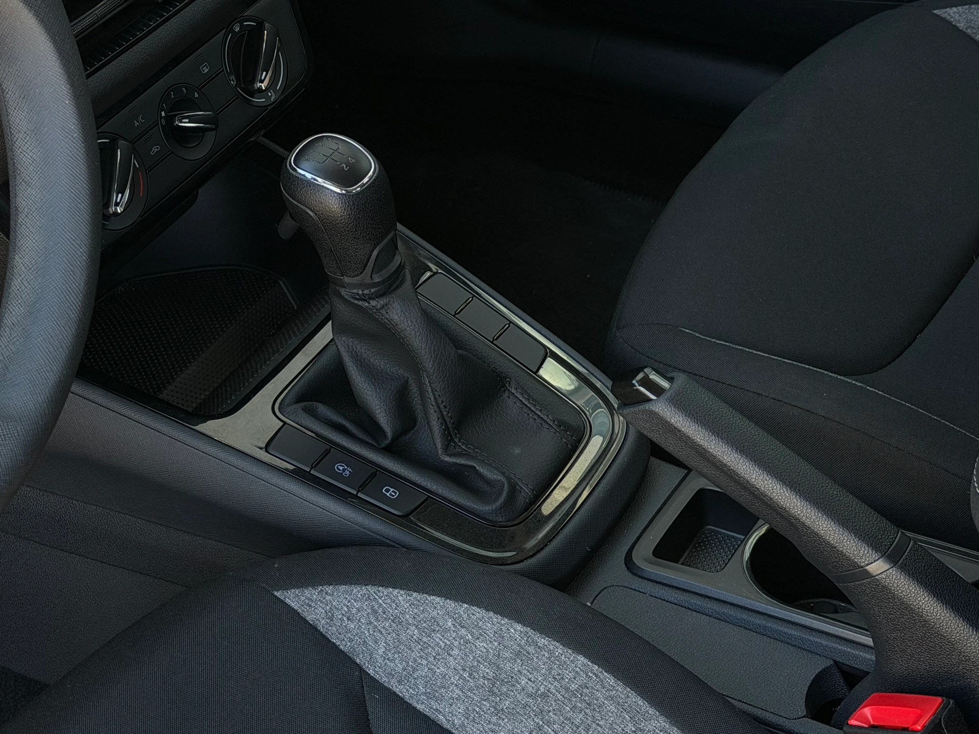 SKODA Fabia 1.0 MPI Selection-image-10