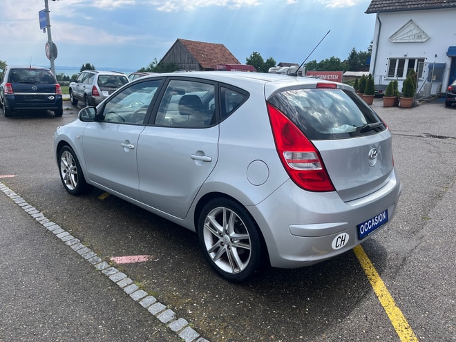 HYUNDAI i30 2.0 Premium-image-4