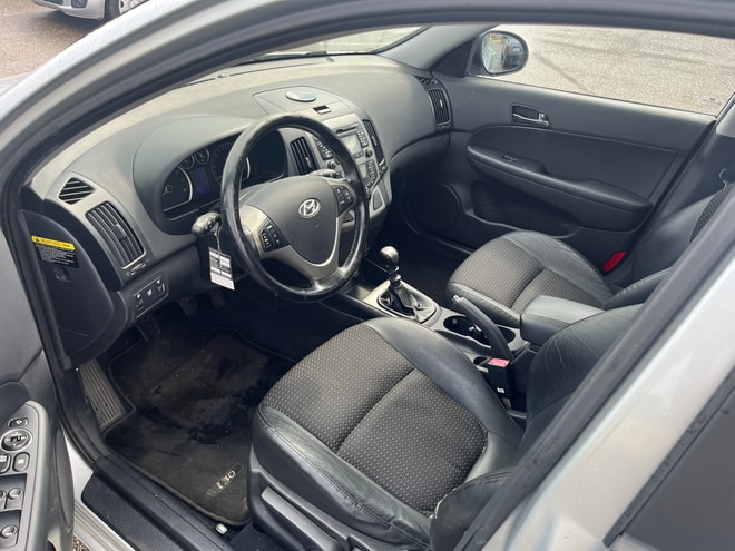 HYUNDAI i30 2.0 Premium-image-7